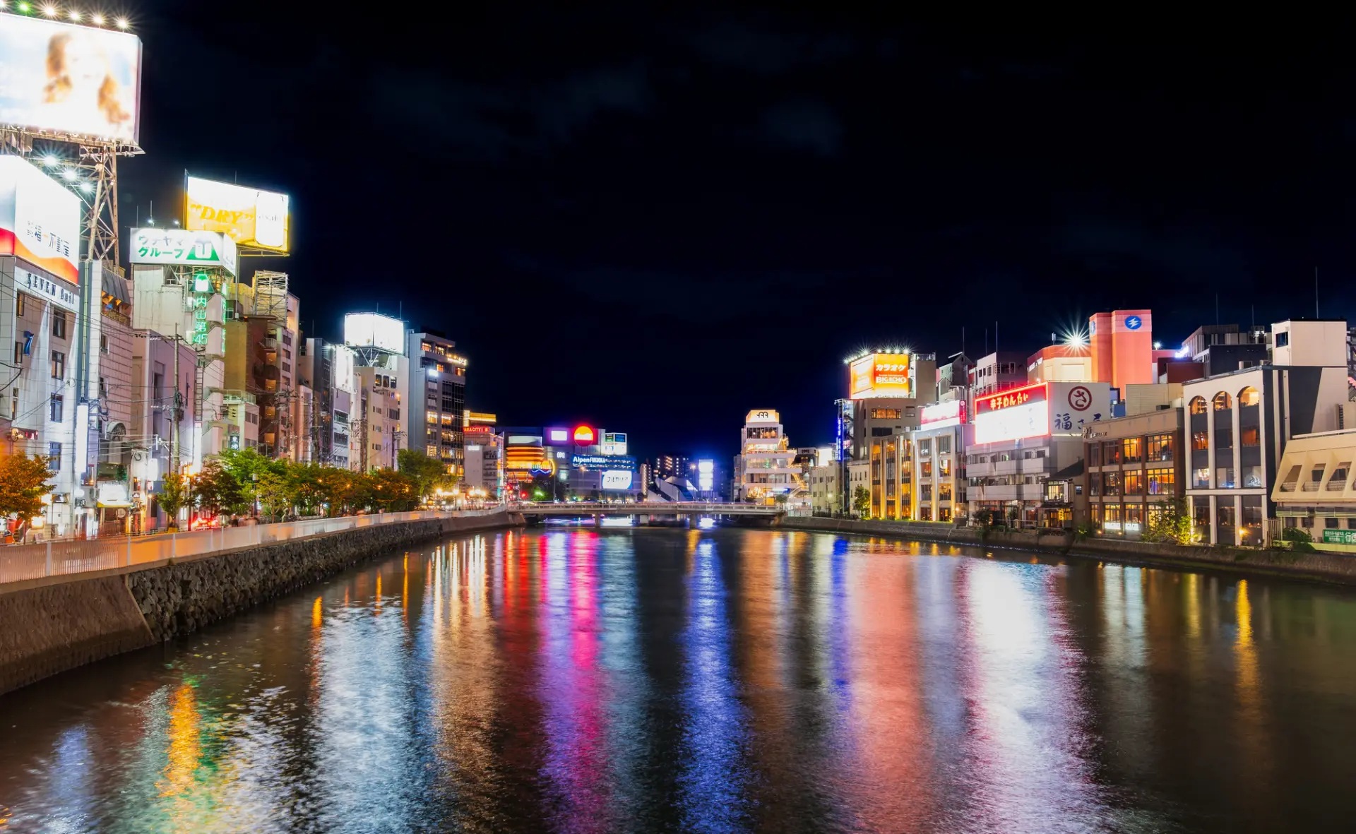 夜の福岡・中洲の風景