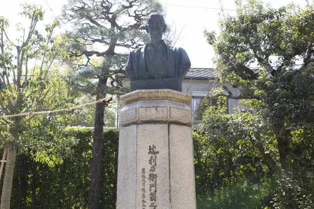 宇治茶の発展を築いた偉人「辻利右衛門」像