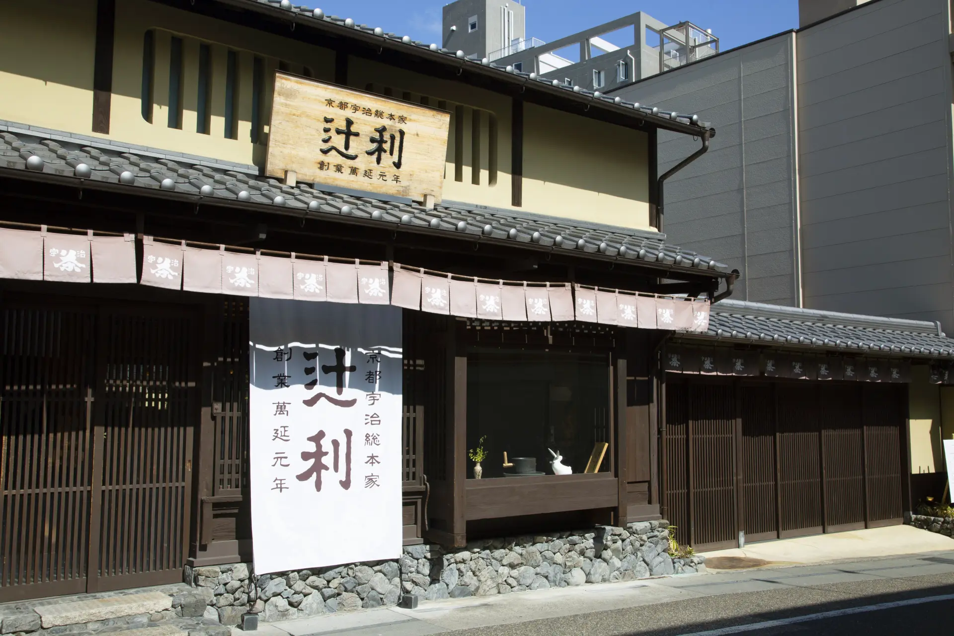 まばゆいばかりの白の暖簾が目印