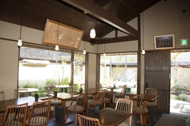 中庭を臨む店内と、その奥にはテラス席がある