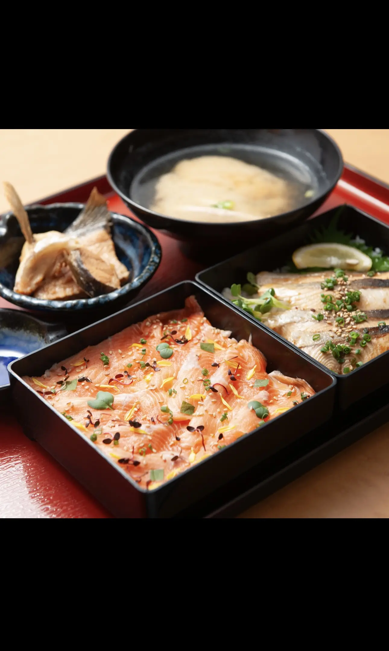 刺身のチラシ重とバター醤油ソテー重が二段になった「琵琶鱒御膳　二之重」