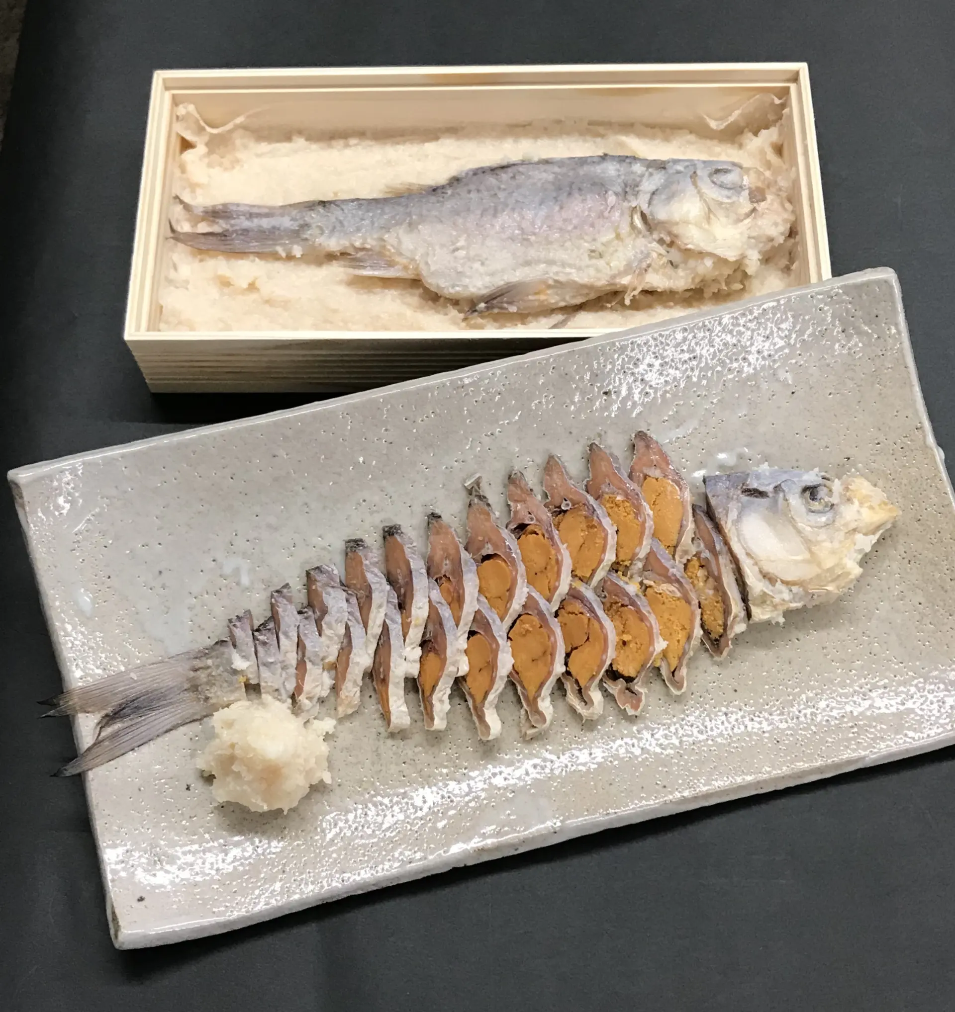 これぞ琵琶湖の味・鮒寿し。独特の風味は贈答品としても人気