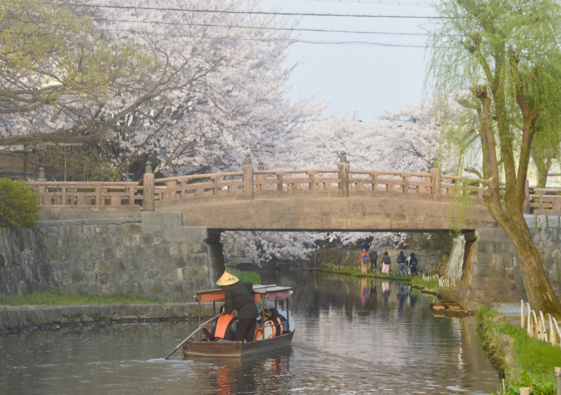 町並みの間を流れる水路を、舟が行き交う風景。川面からの視線が新鮮
