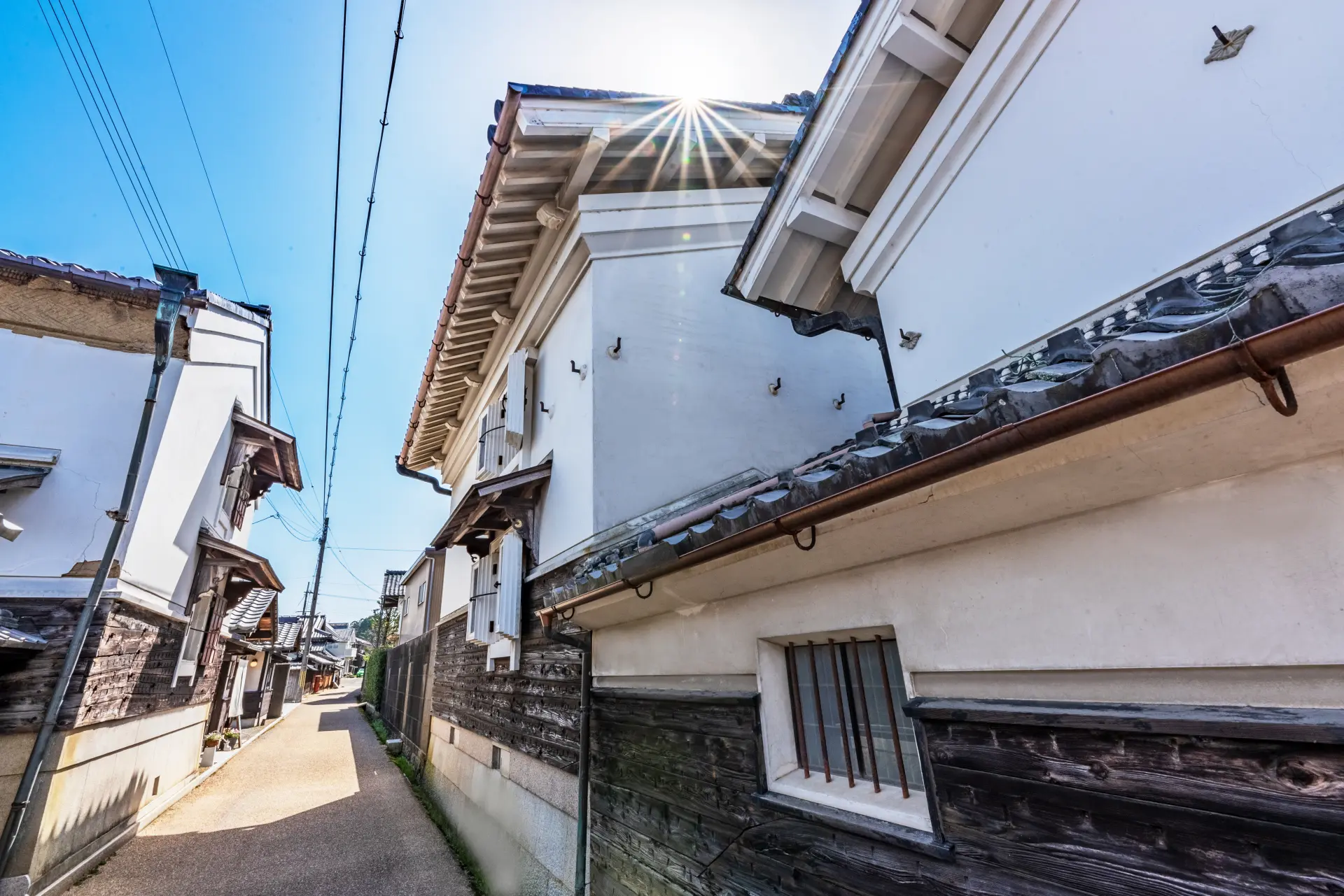 白壁の蔵や町家が並ぶ通り。落ち着いた空気の中で街並みの美しさが際立つ