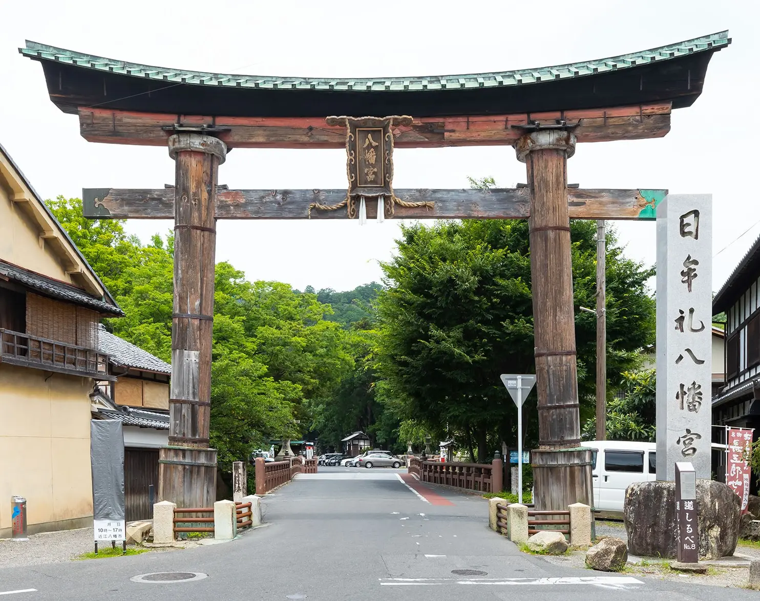 重厚な木造鳥居が立つ神社の入口。楼門や本殿への参道が続く
