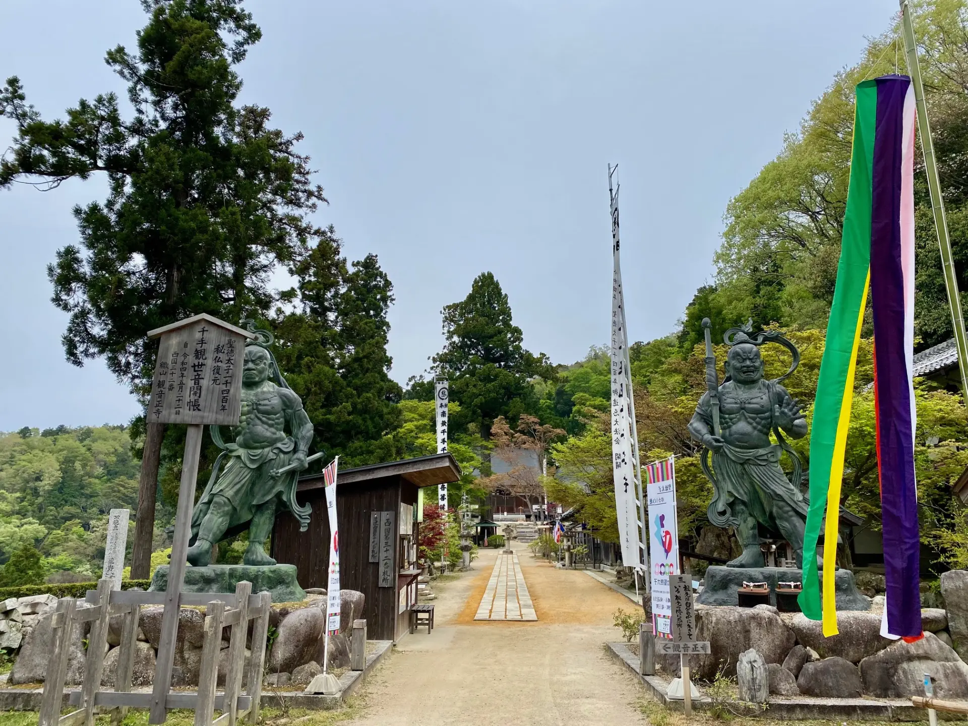 山上に位置する寺院と仁王像。たどり着いた先で広がる景色が印象的