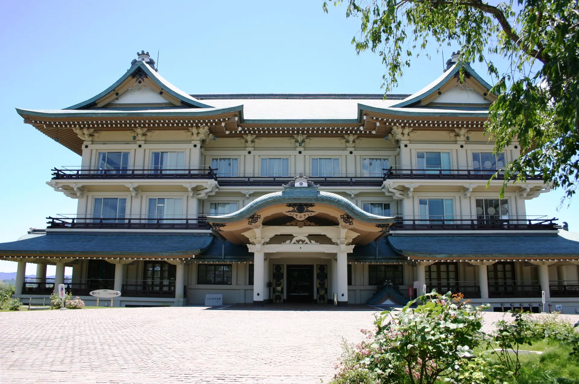 館と庭園が整備された湖畔の公園。建物と自然の調和が見事