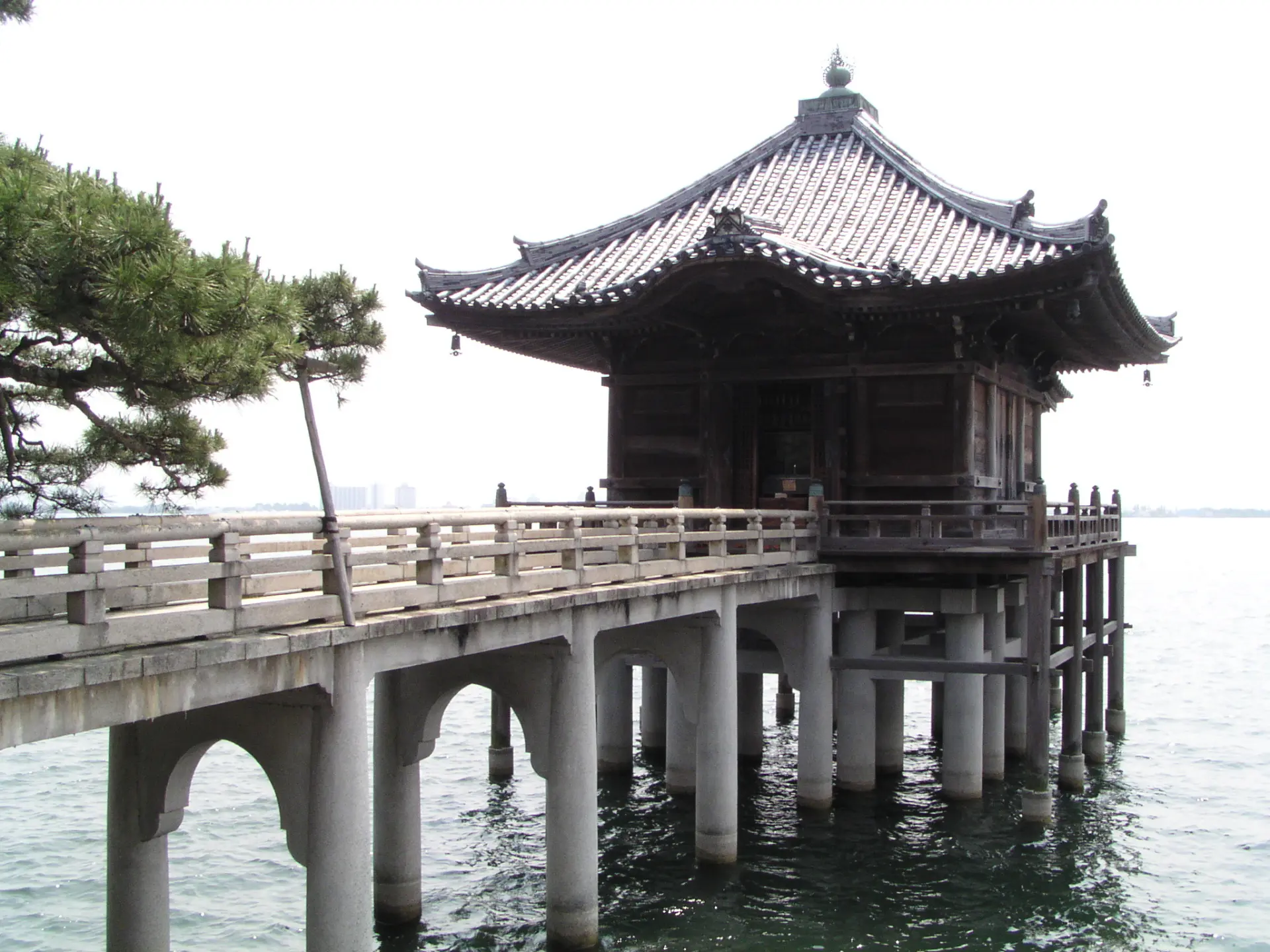 湖上に張り出して建つ仏堂と回廊