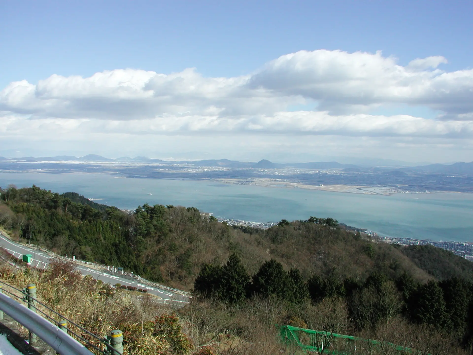 山上から琵琶湖を見下ろす展望。視界いっぱいに広がるスケール感が魅力