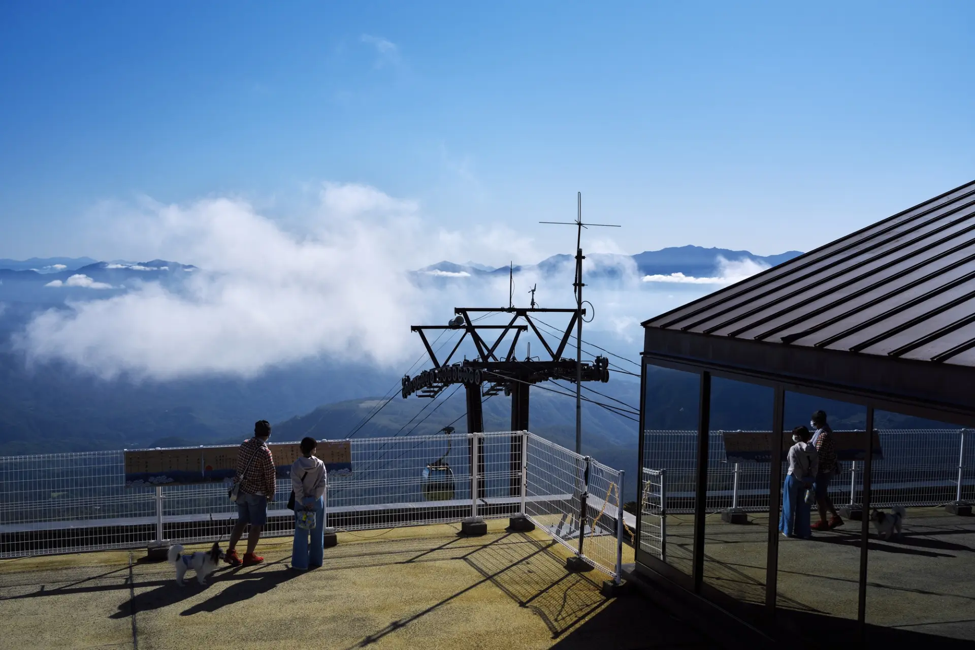 標高が上がれば気温も変化する。ロープウェイ等で標高差がある場合は要注意