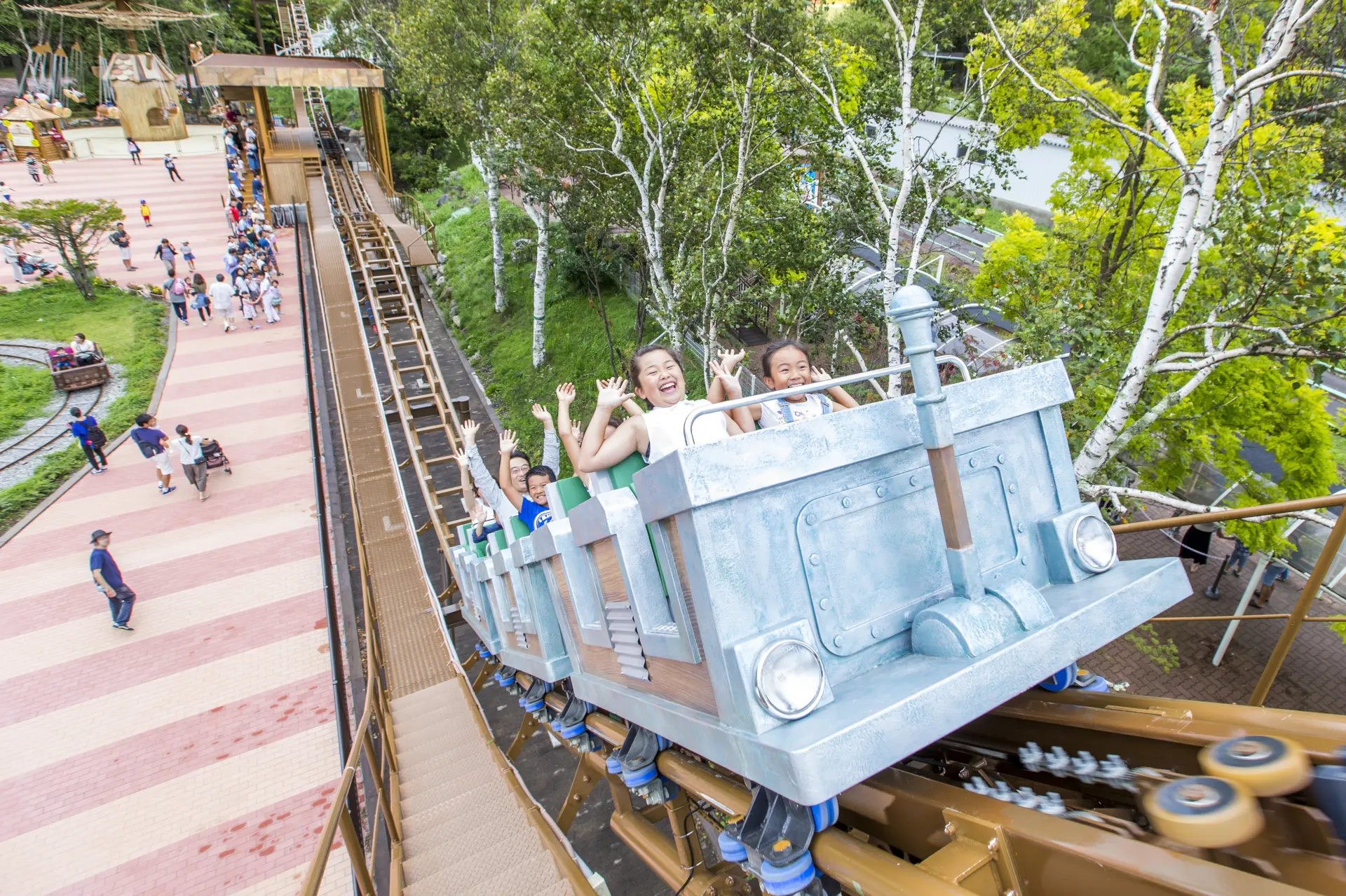 シラカバウッドコースターは、身長90㎝から乗れるのでコースターデビューにピッタリ