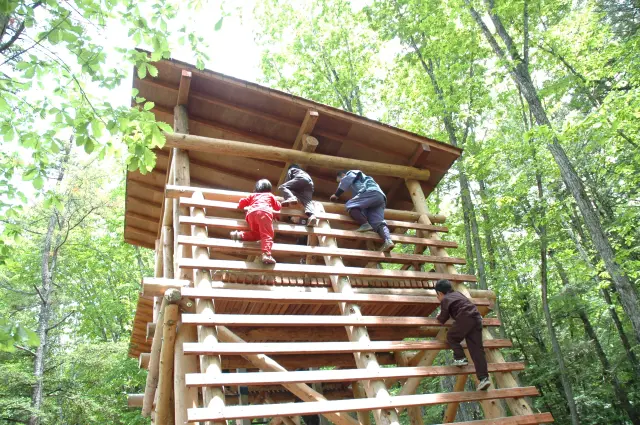 全身を使って木組みの櫓を登る、「隠れ砦」コースの「小猿の岩登り」