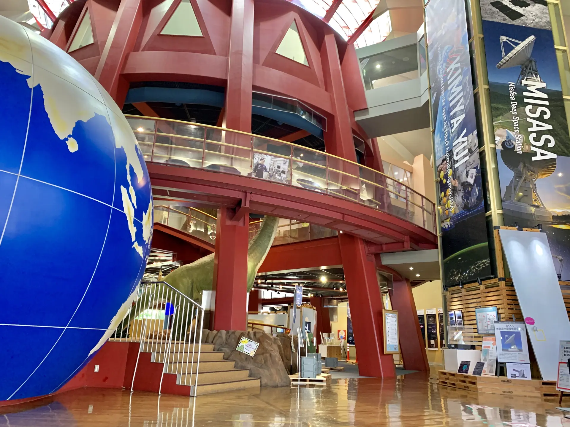 惑星について学べる太陽系の天体のタペストリー展示