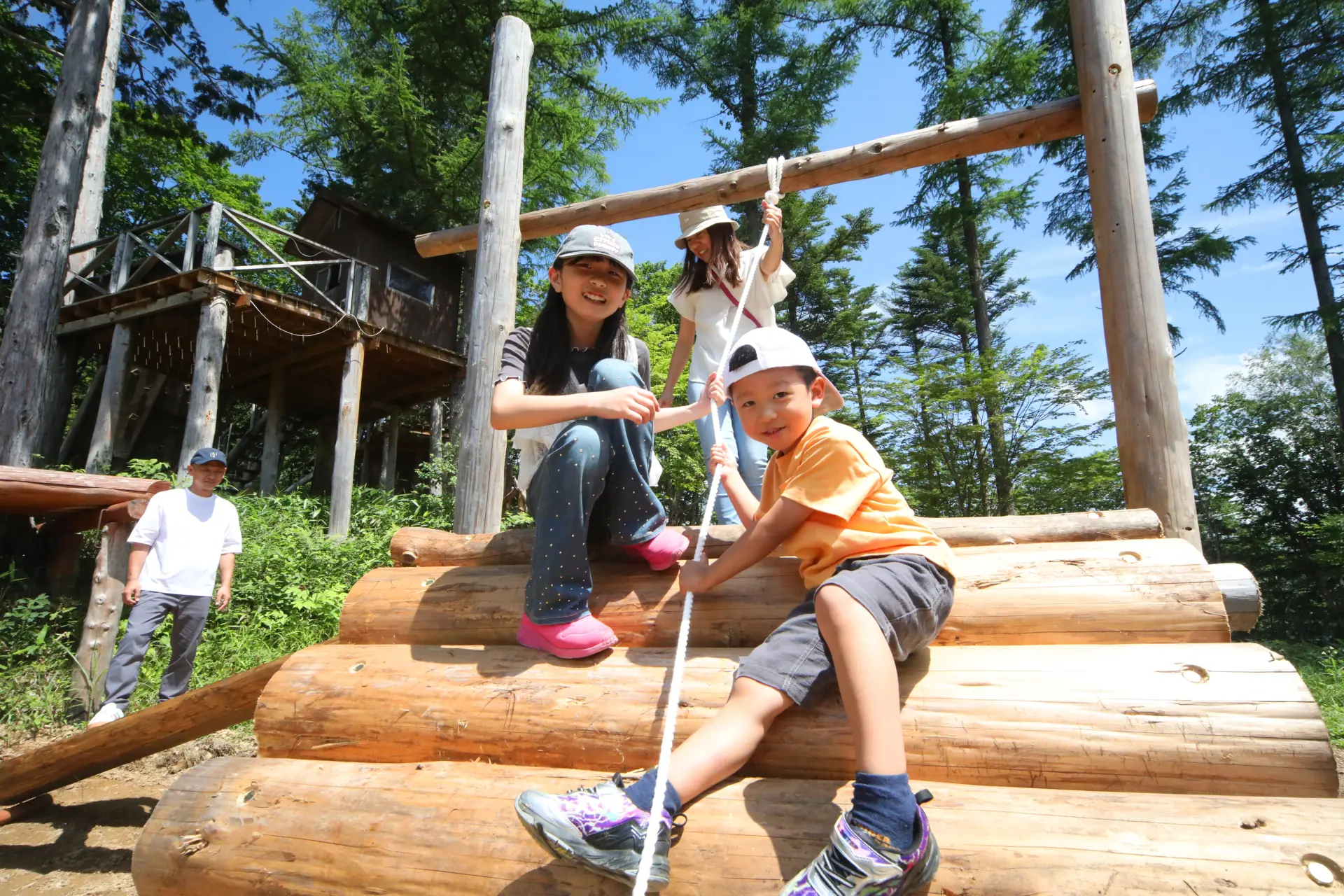 高原の自然に囲まれたアスレチックエリア「こどモリ」