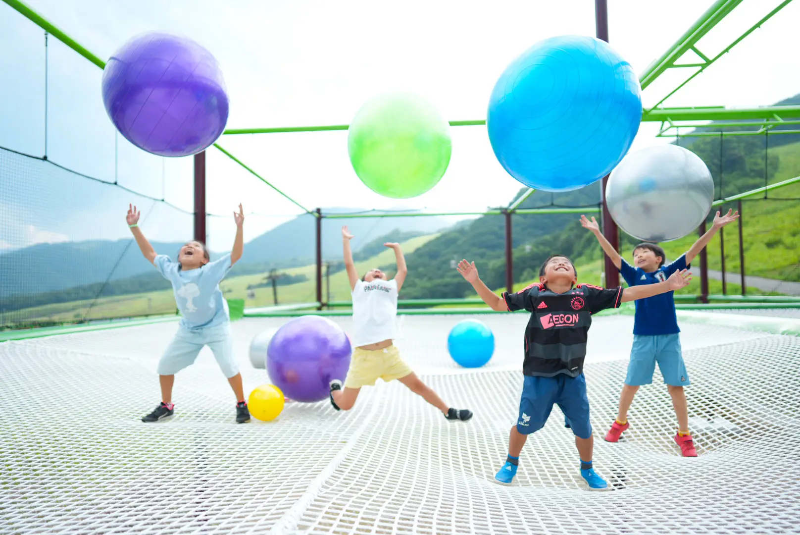 雪のシーズン以外にも、新感覚のアクティビティやハイキングが楽しめる