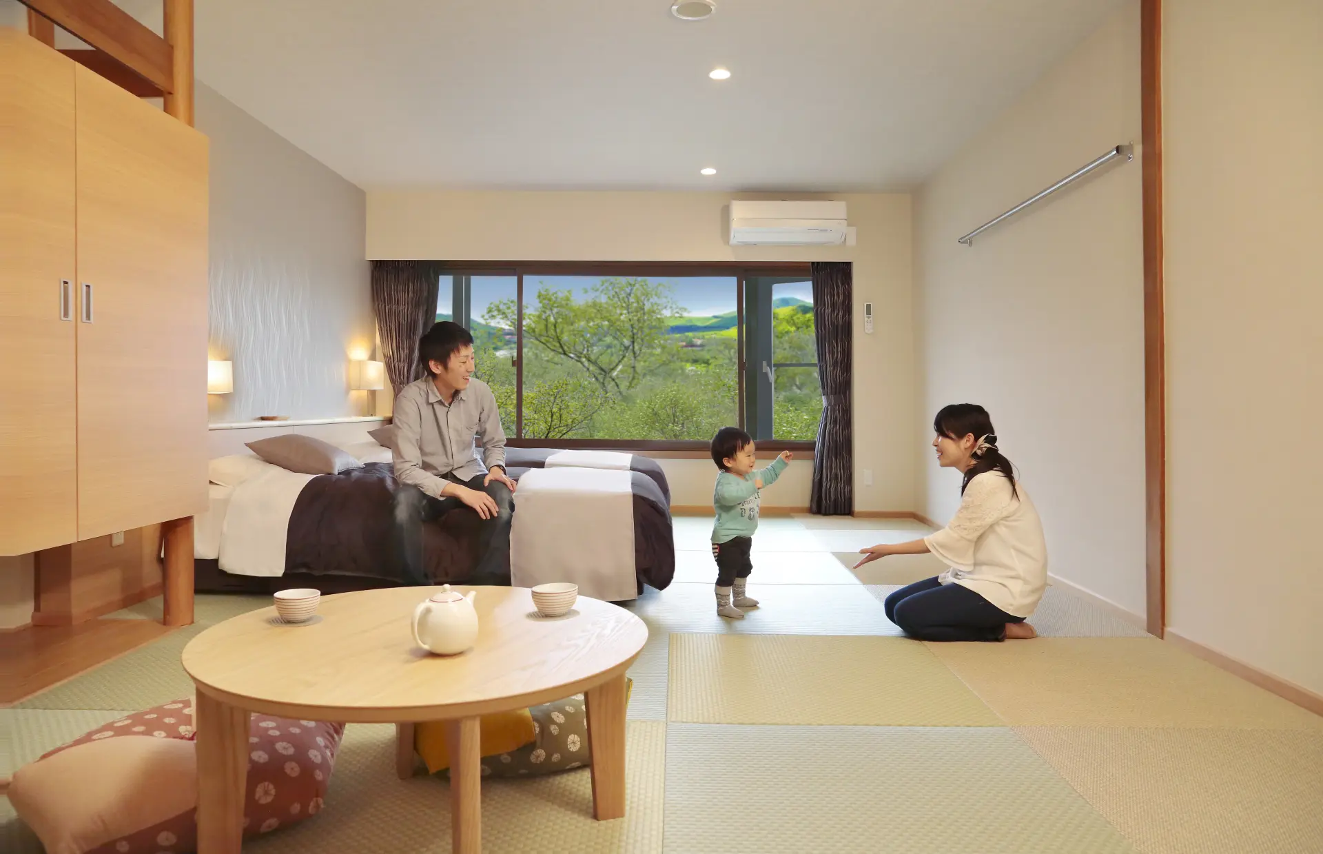 琉球畳を使用した東館の和モダンルームは家族旅行にぴったり