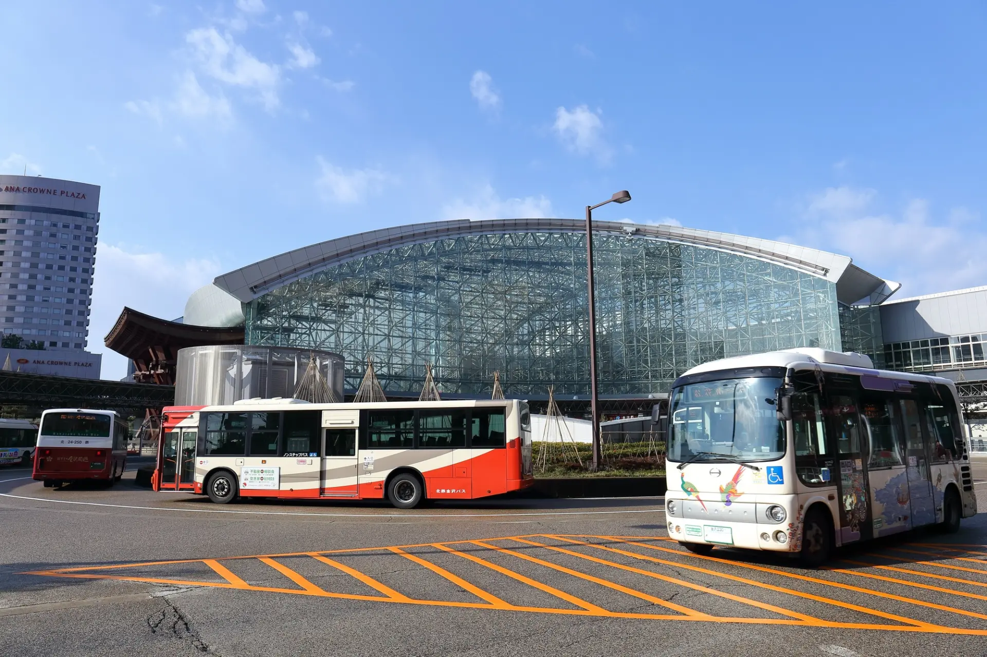 金沢駅前のバスターミナルからは主要観光地へのバス便も多く出ている