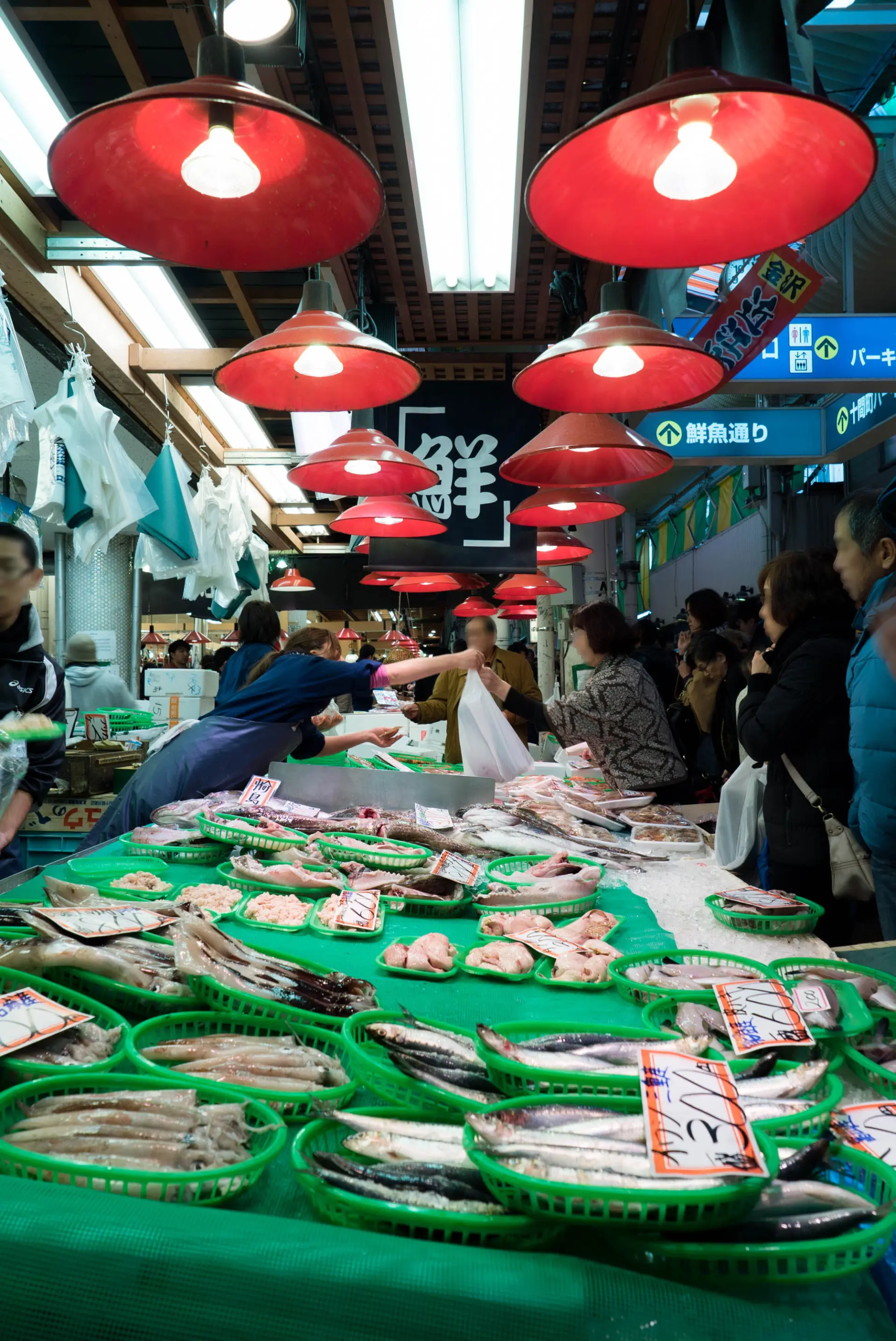 この地方で「新鮮」を意味する「きときと」な鮮魚が店頭にならぶ