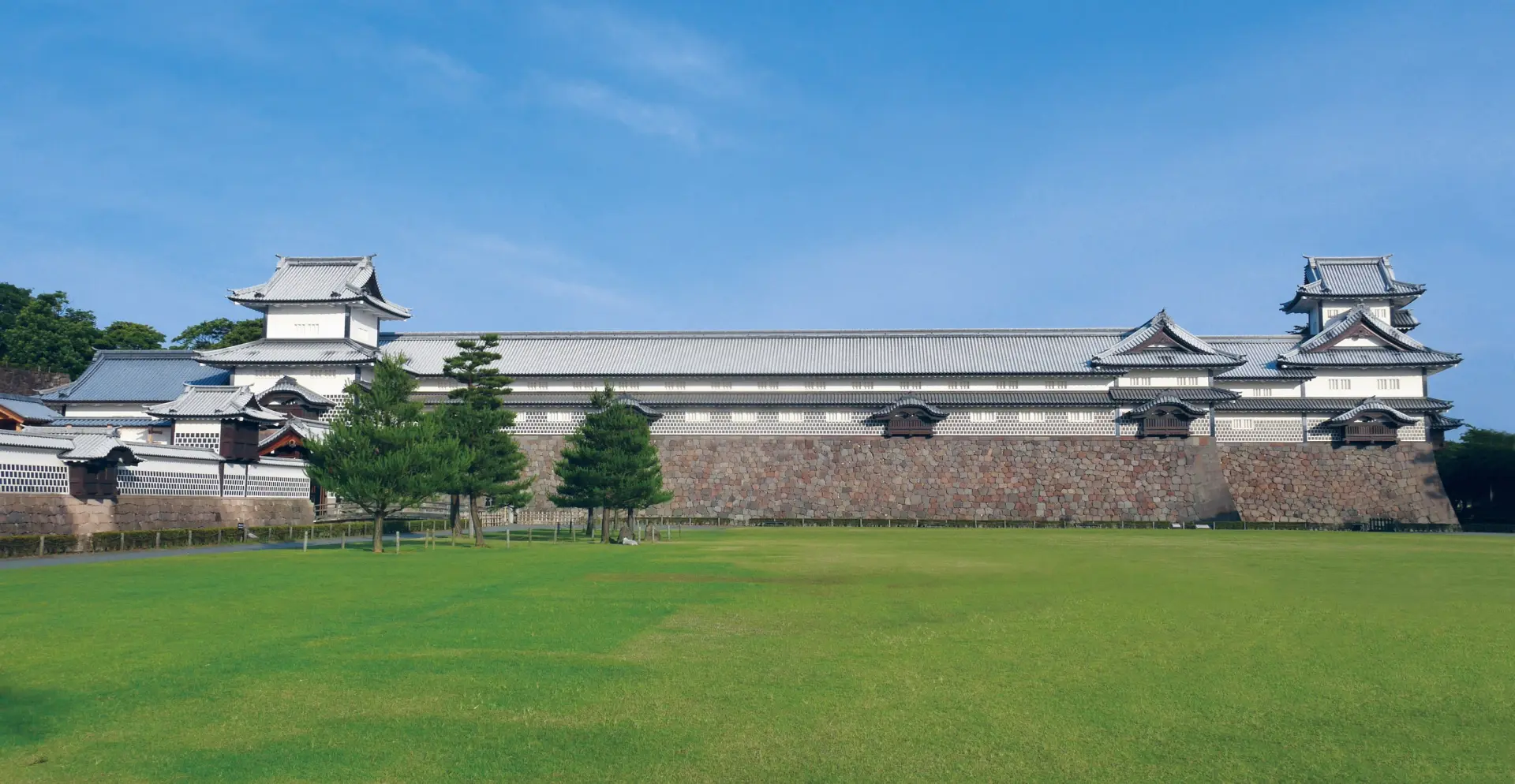 復元された五十間長屋の内部の見学も可能