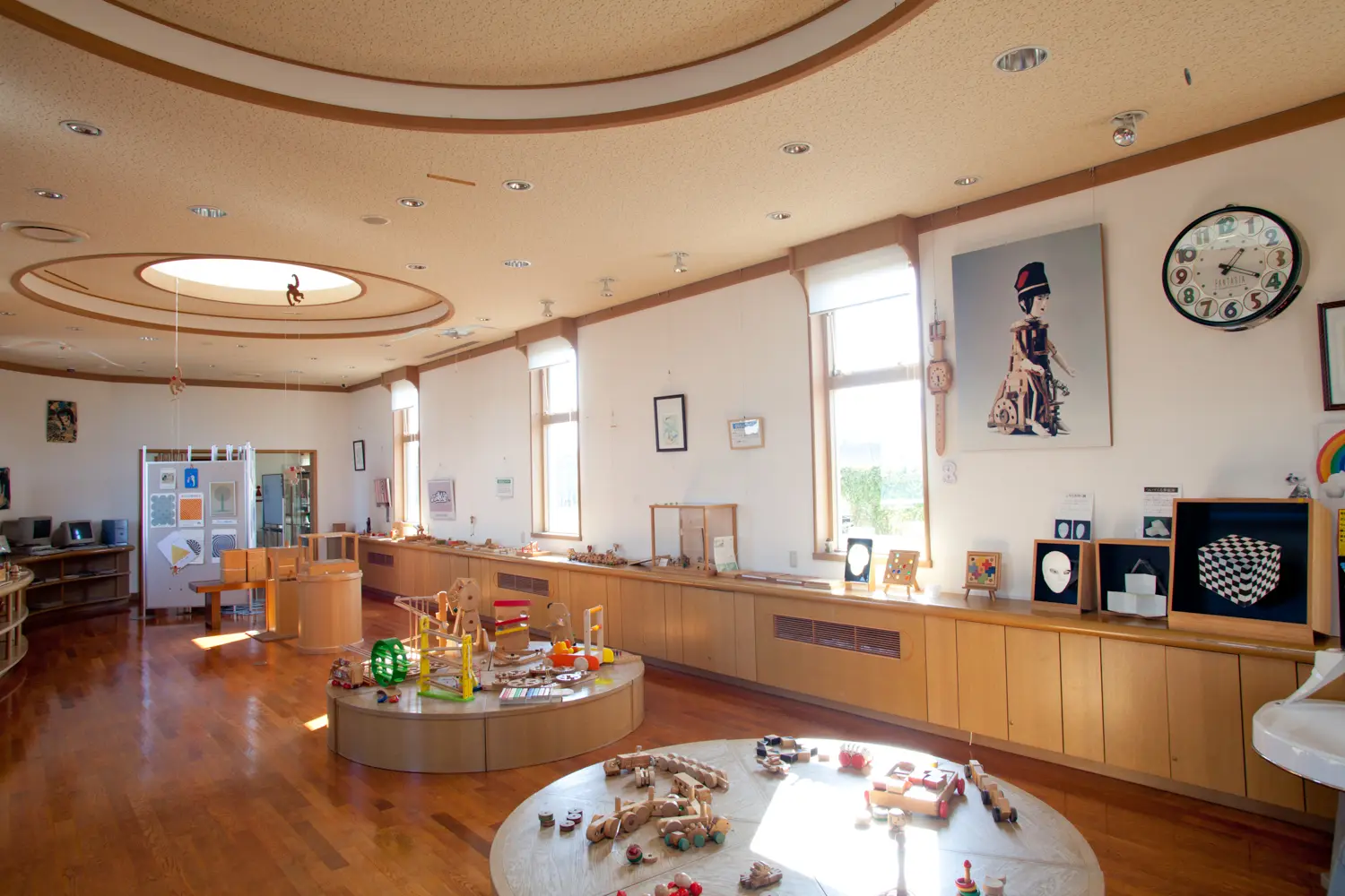 子ども向け木工作品のおもちゃが揃う体験棟もある