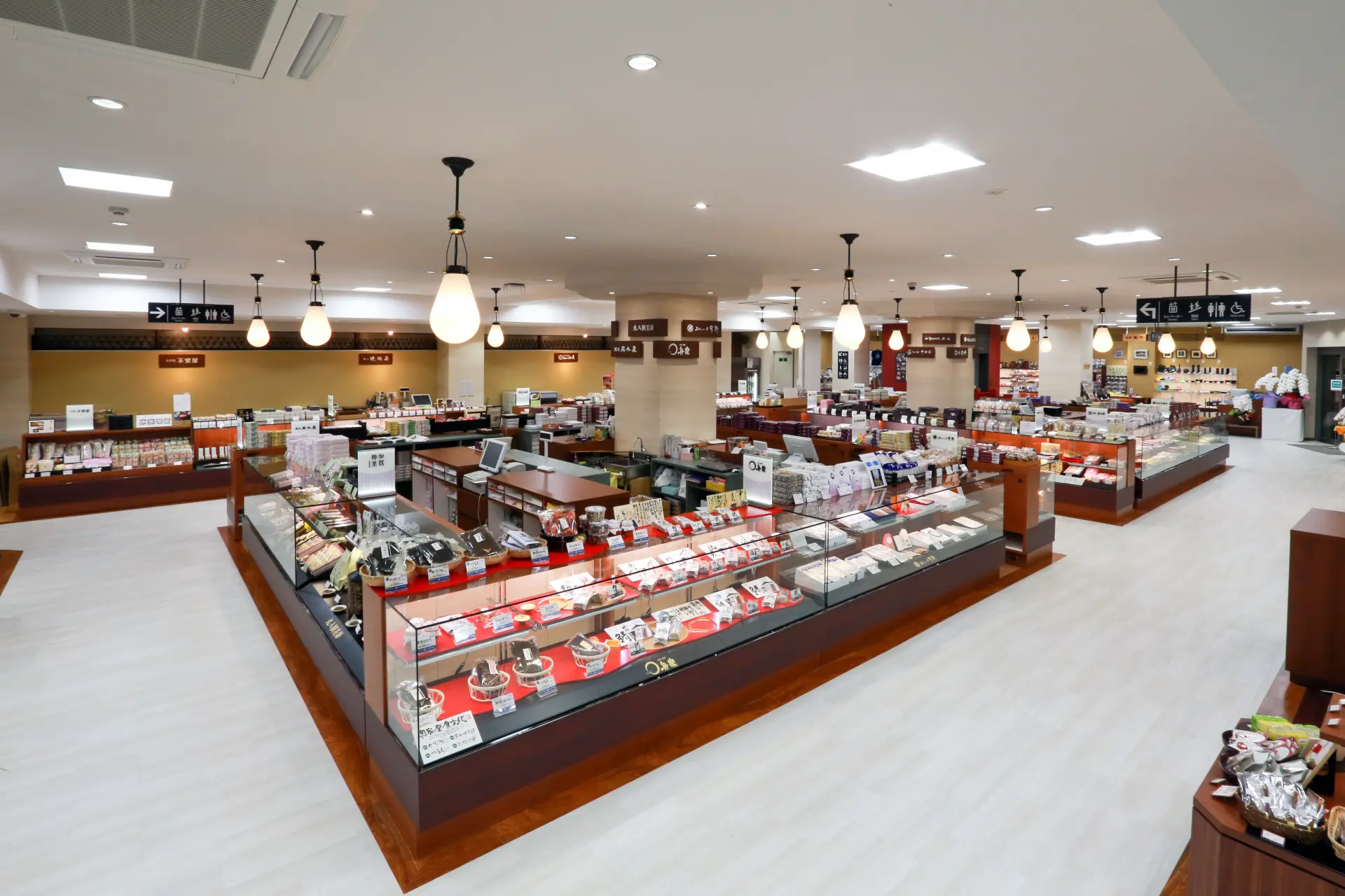 館内には観光案内所も併設されているので、そちらも利用しよう