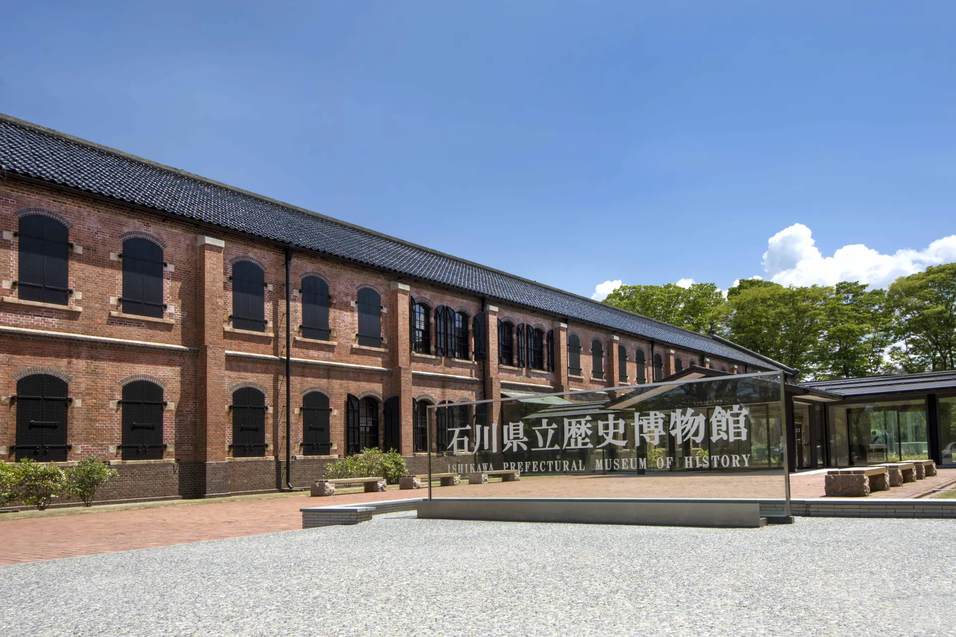 赤レンガで造られた建物の外観は、創建当時の姿を忠実に復元