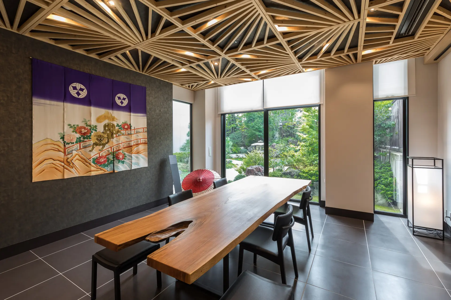 館内のあちこちに和のしつらえが施され、金沢らしさが感じられる