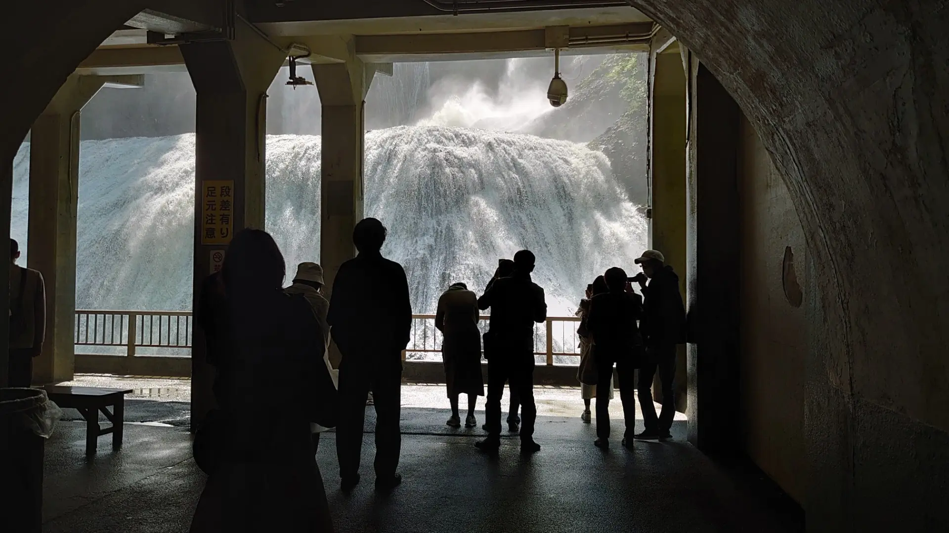 滝つぼからわずか10ｍの距離から見学できる第一観瀑台