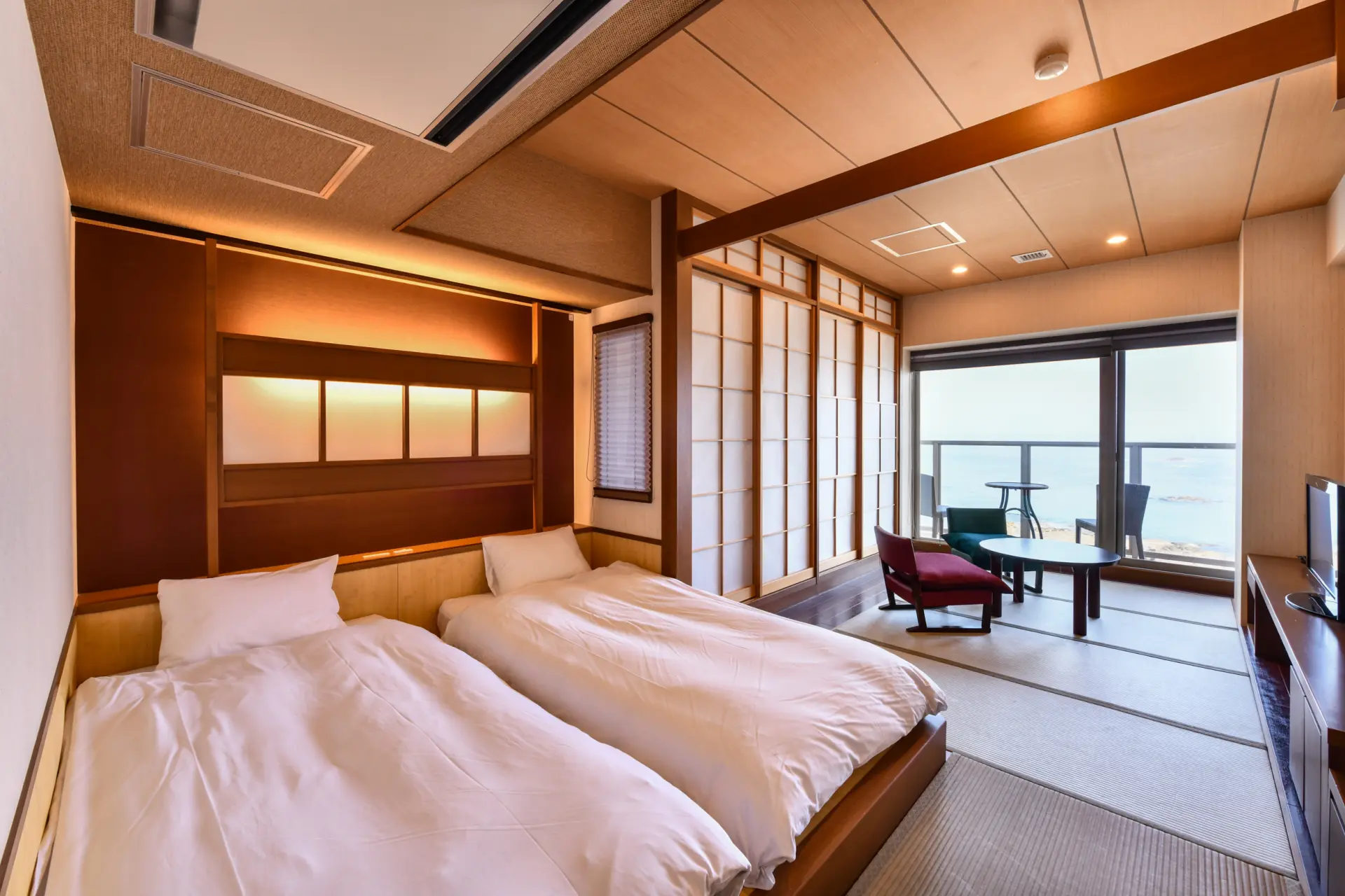 ネオモダン和室には、半露天風呂が設置されている