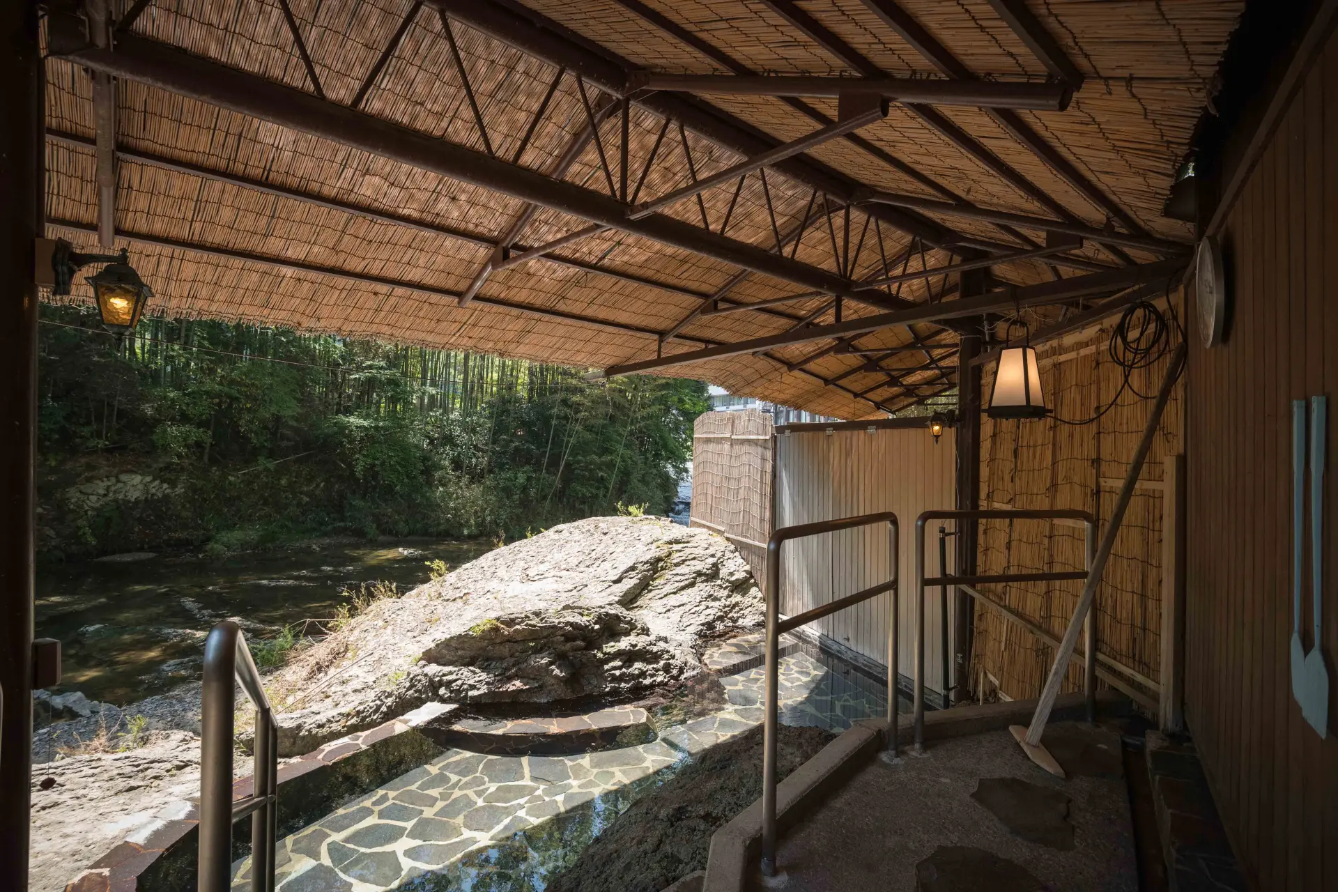 目の前を渓流が流れる絶好のロケーションが自慢の露天風呂