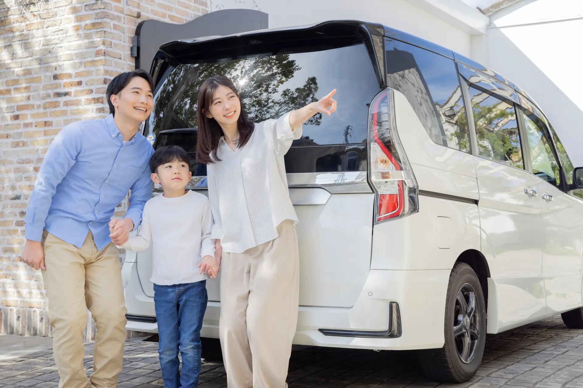 より幅広く遊ぶためには、レンタカーも視野に入れよう