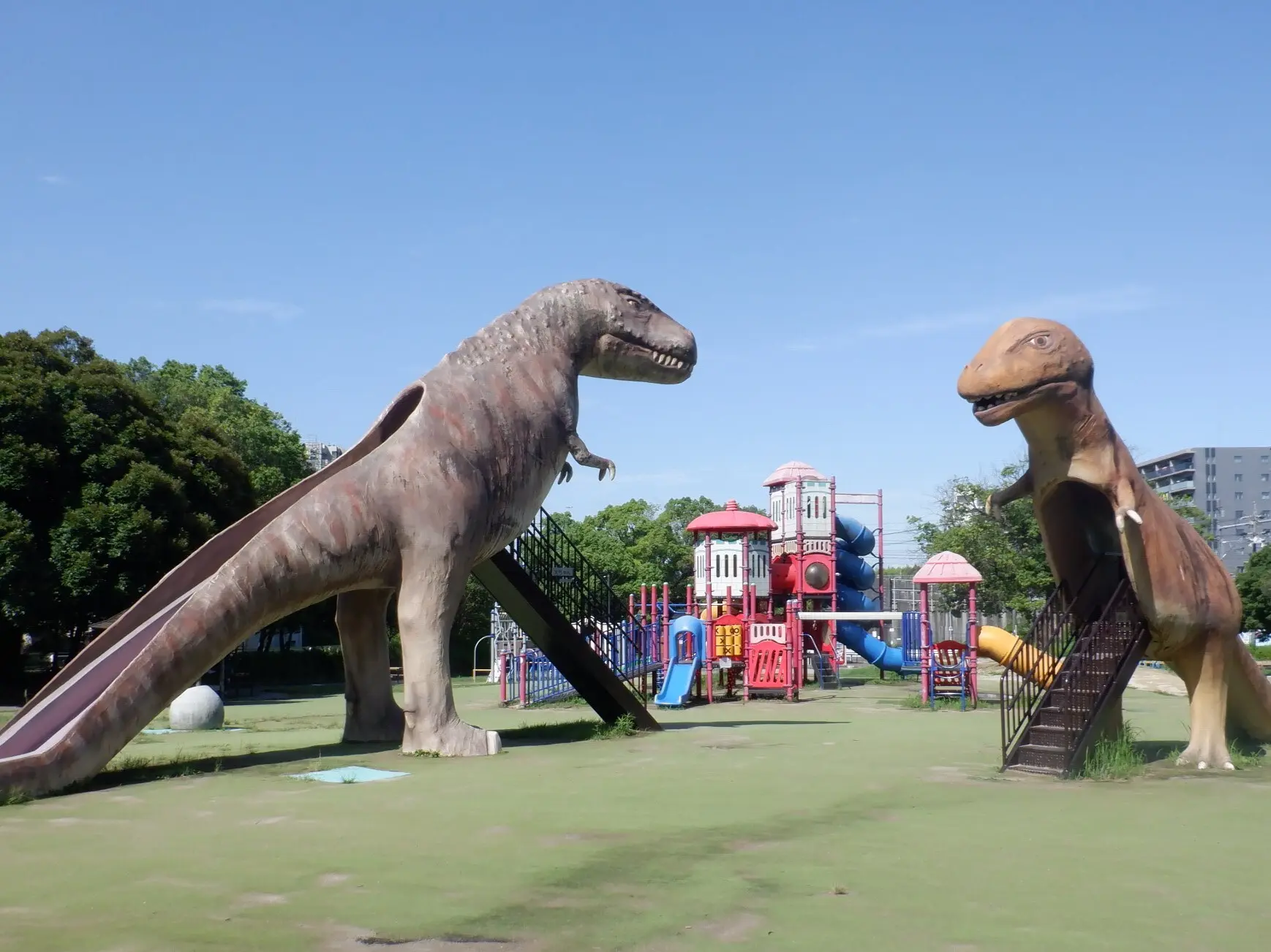 恐竜の滑り台と遊具が並ぶ「恐竜広場」は、子どもたちに大人気のスポット