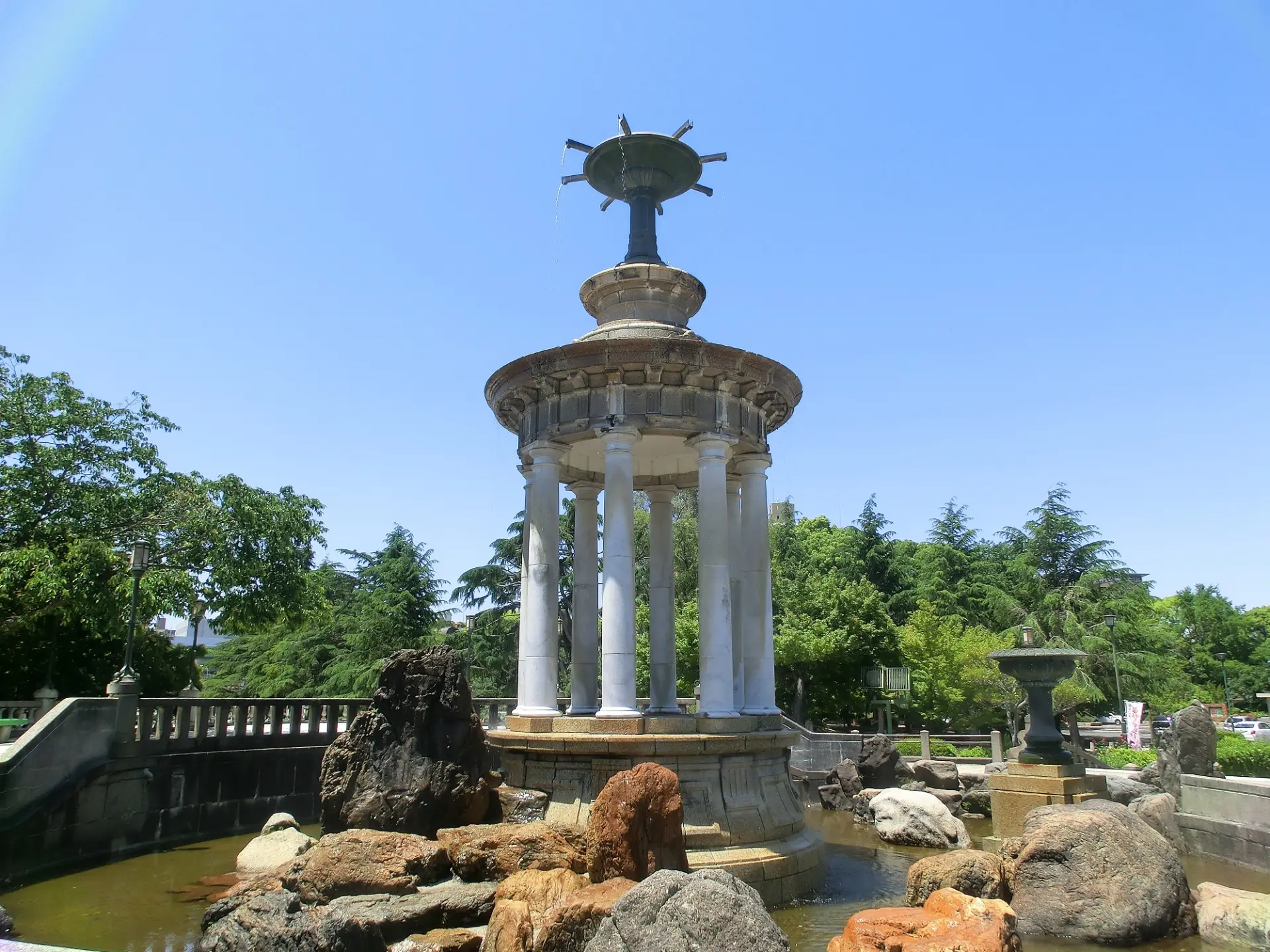 ローマ様式の大理石柱と岩組みを組み合わせた噴水塔