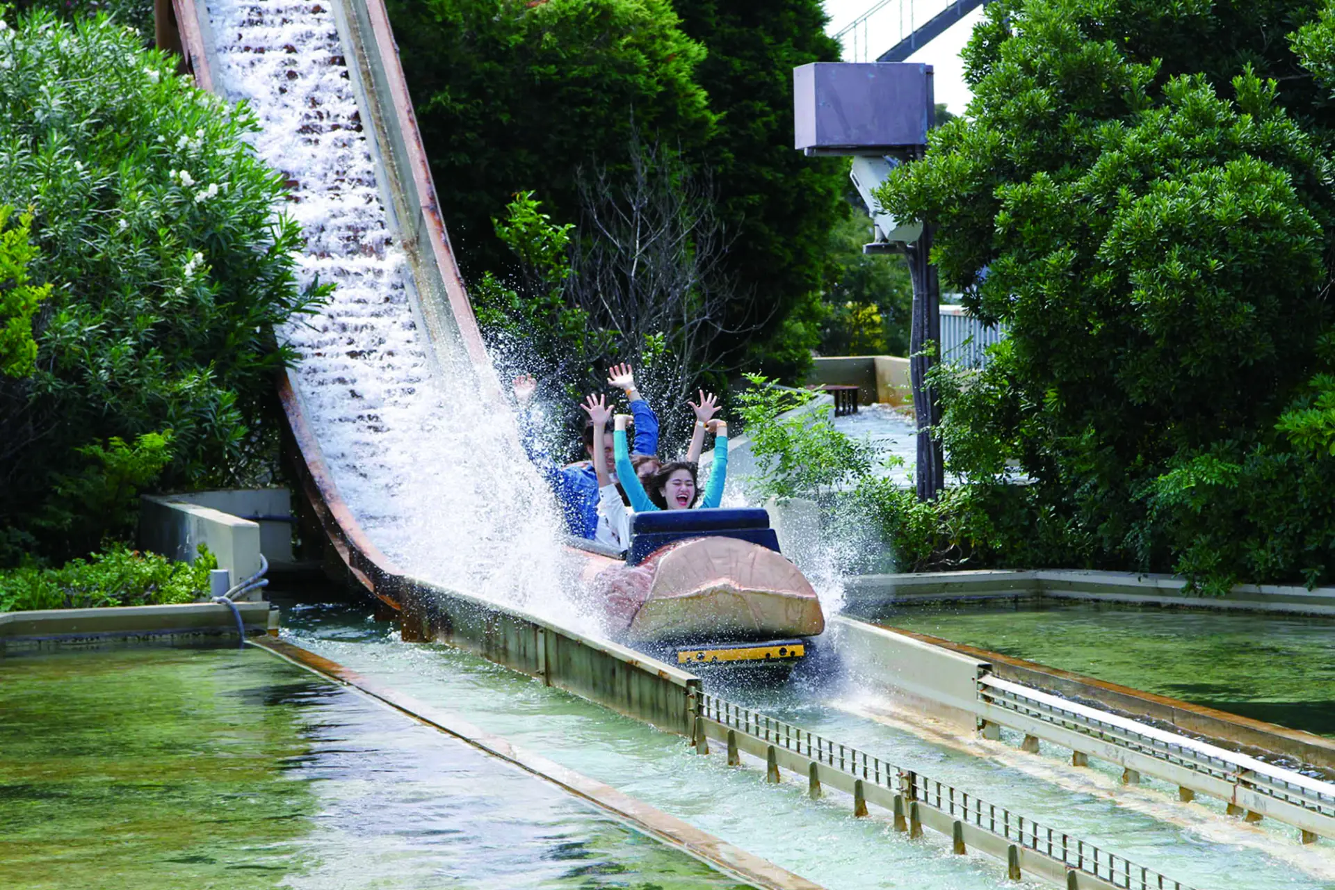 水しぶきを上げて急降下するウォーターライド