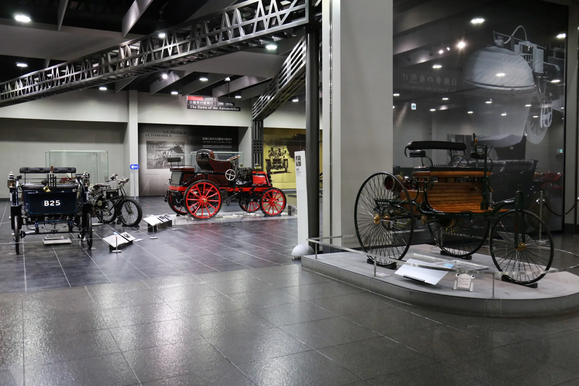 クラシックカーが並ぶ展示室。時代ごとのデザインの違いが際立つ