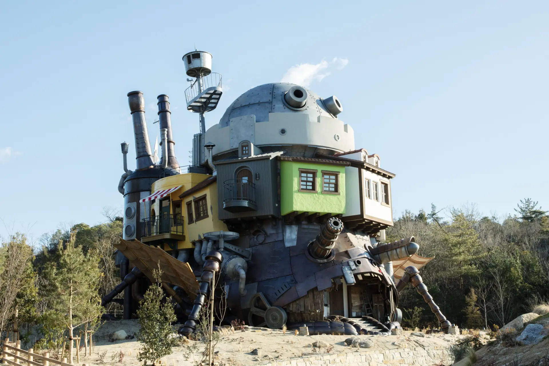 「魔女の谷」にある「ハウルの城」は動き出しそうなほどの存在感