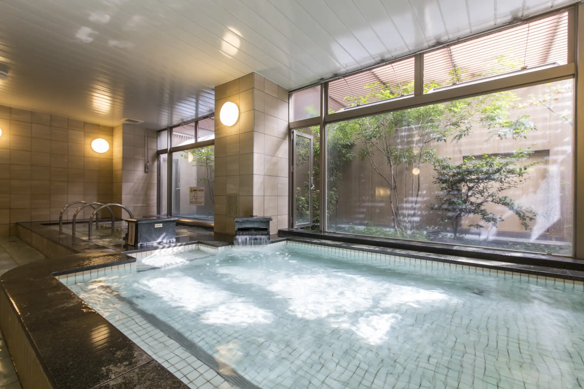 大きな窓が開放的で心地よい大浴場「らくだの湯」