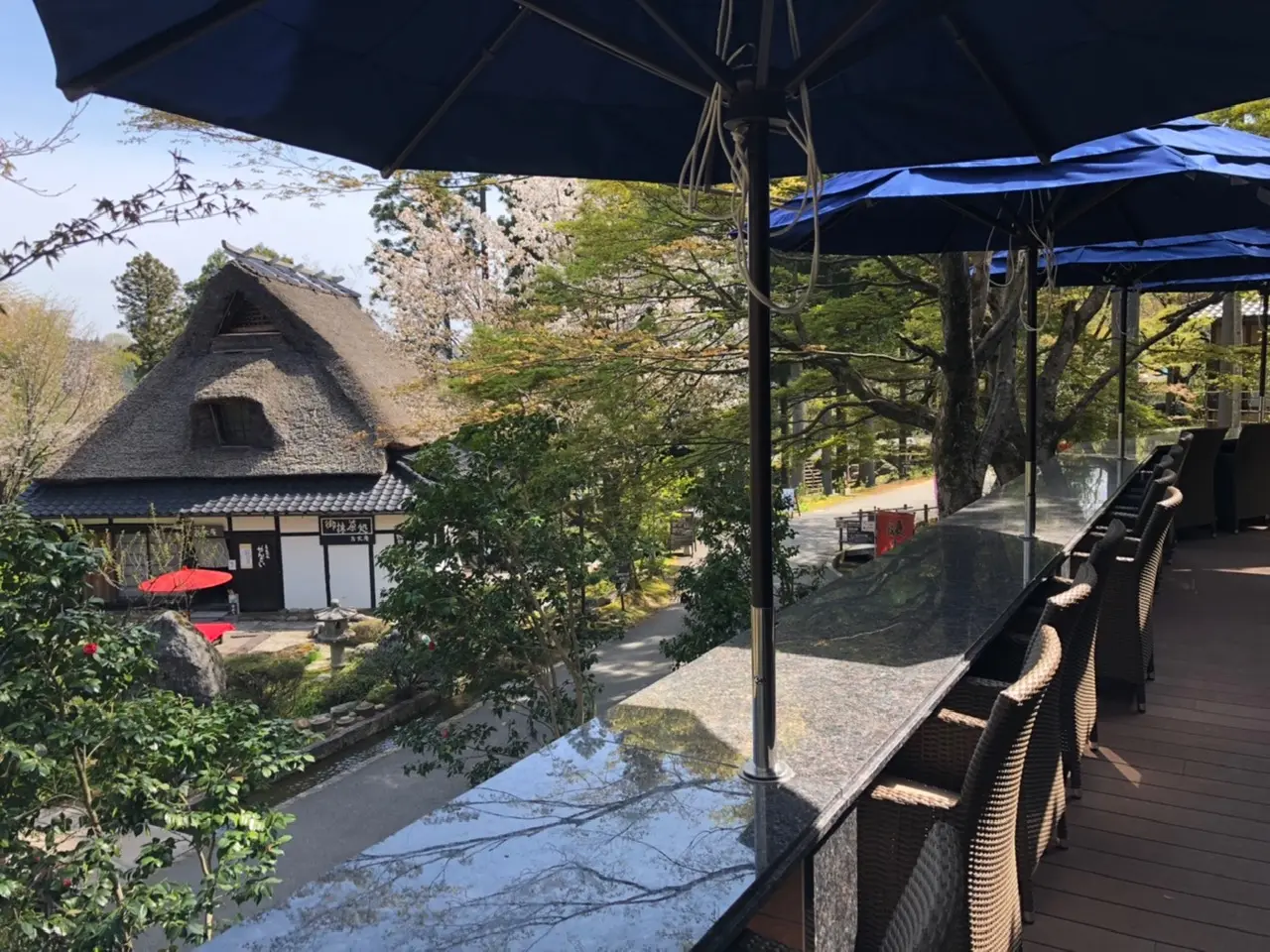 体験の合間には、森の中の休憩スペースでひと息