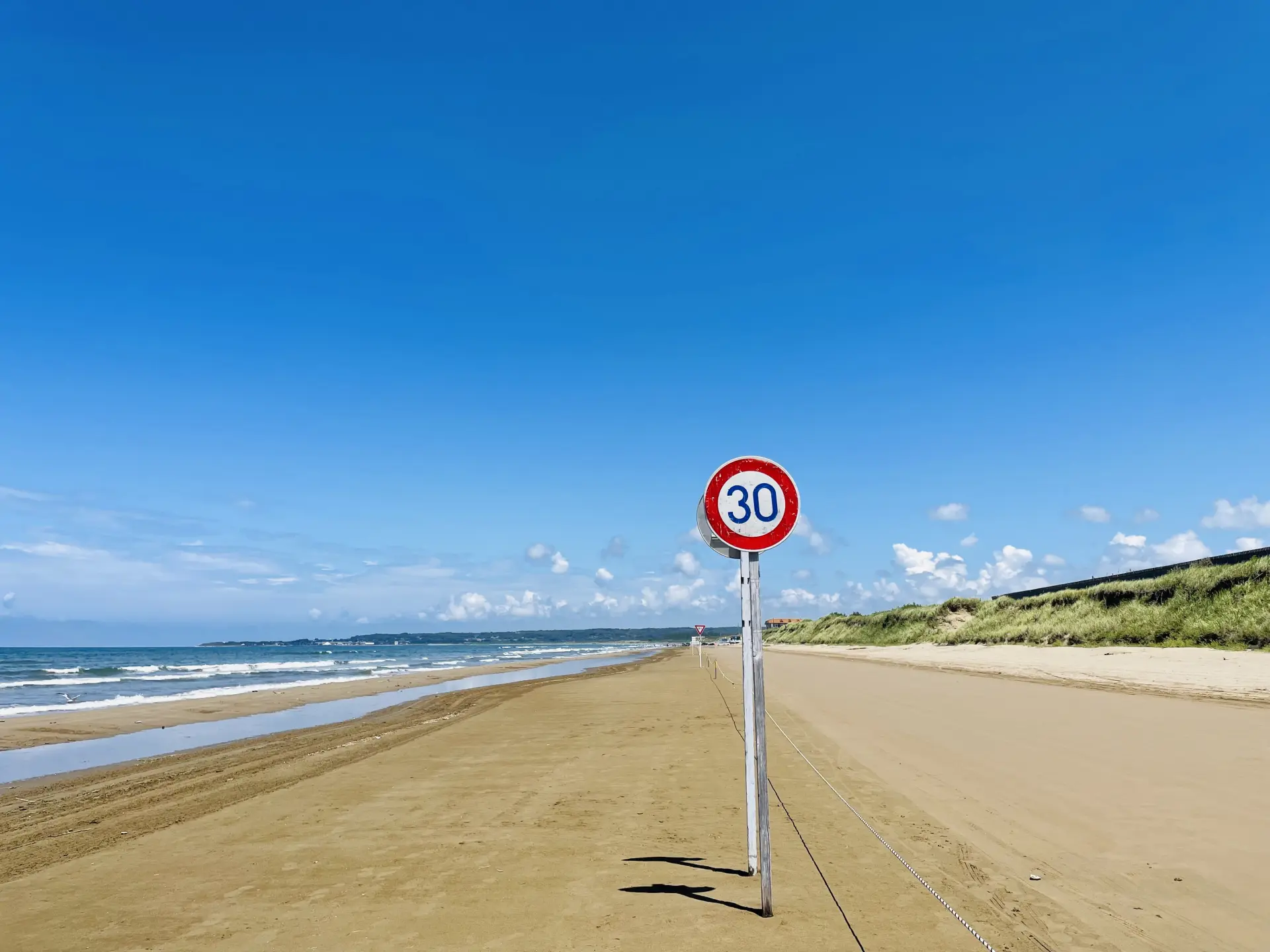 夏には、砂浜に速度標識が立つ日本でここだけの光景も出現