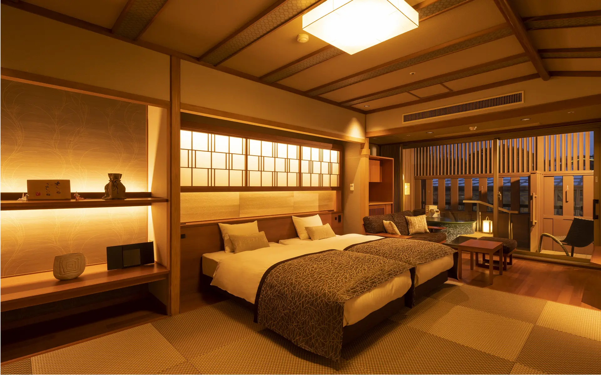 家族水入らずで温泉を楽しめる露天付き客室もある