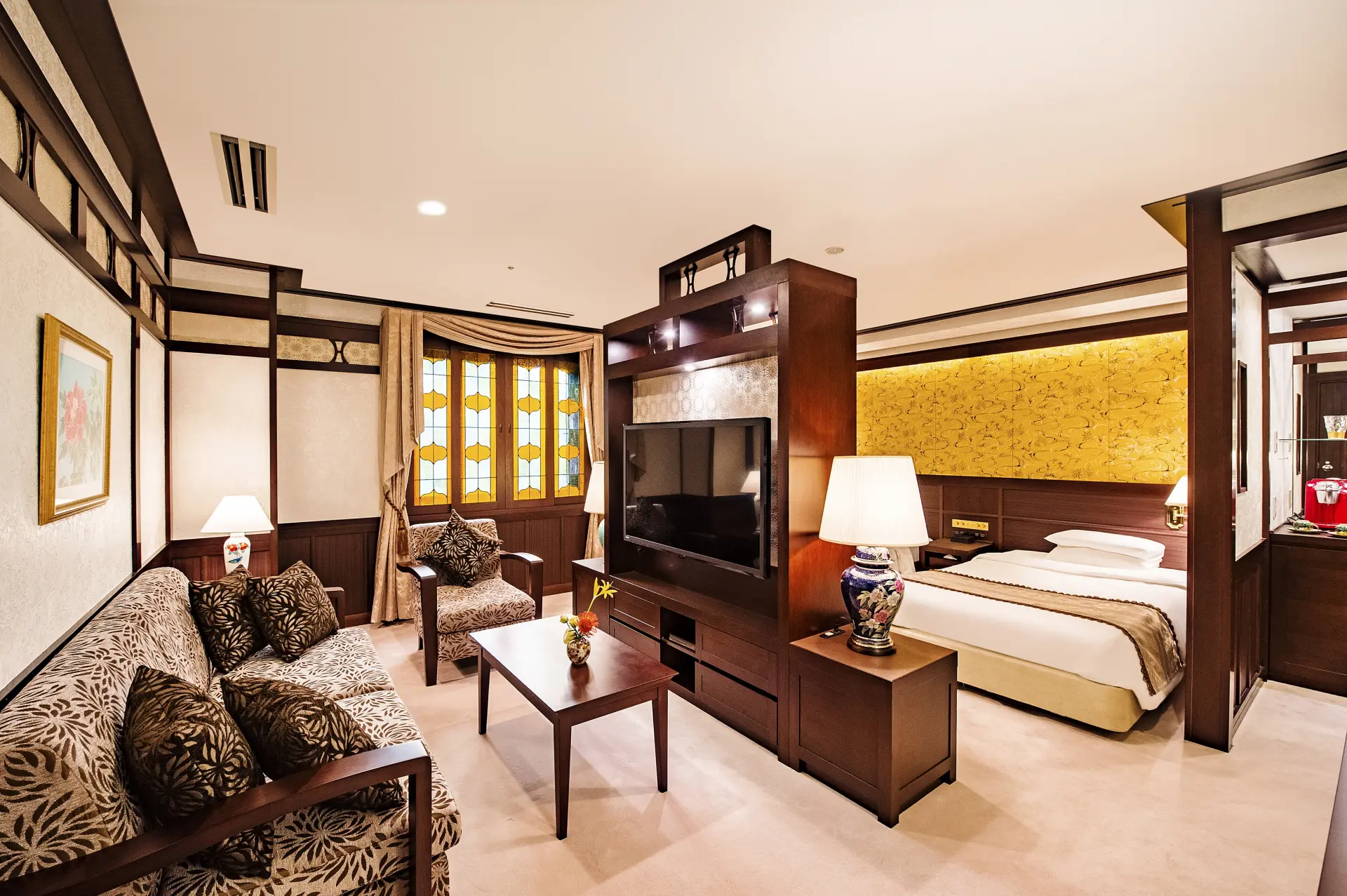 大正ロマンがテーマのクラシカルホテルだけに、客室もモダンな雰囲気