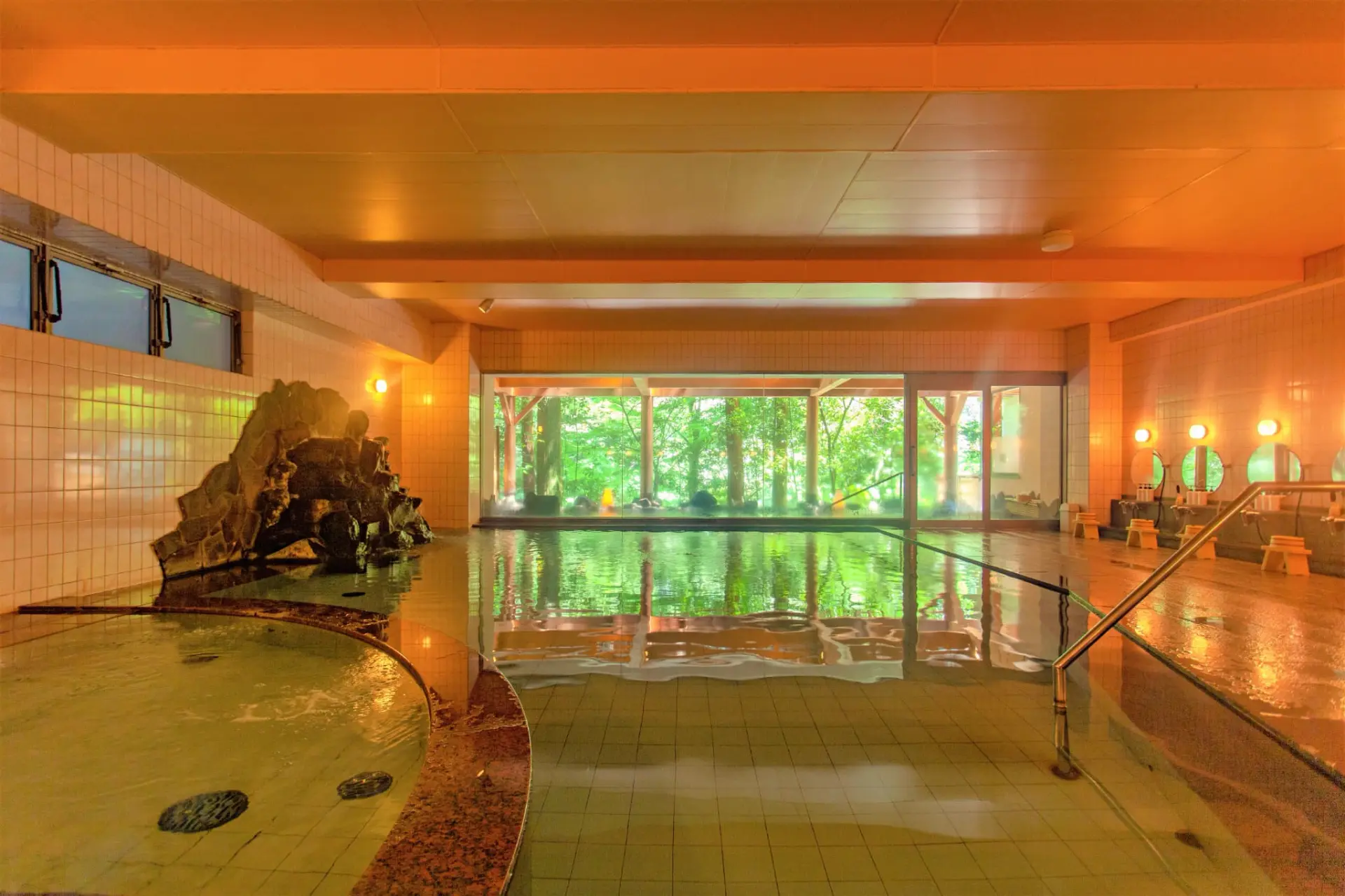 窓からの景色がまるで絵画のような内湯