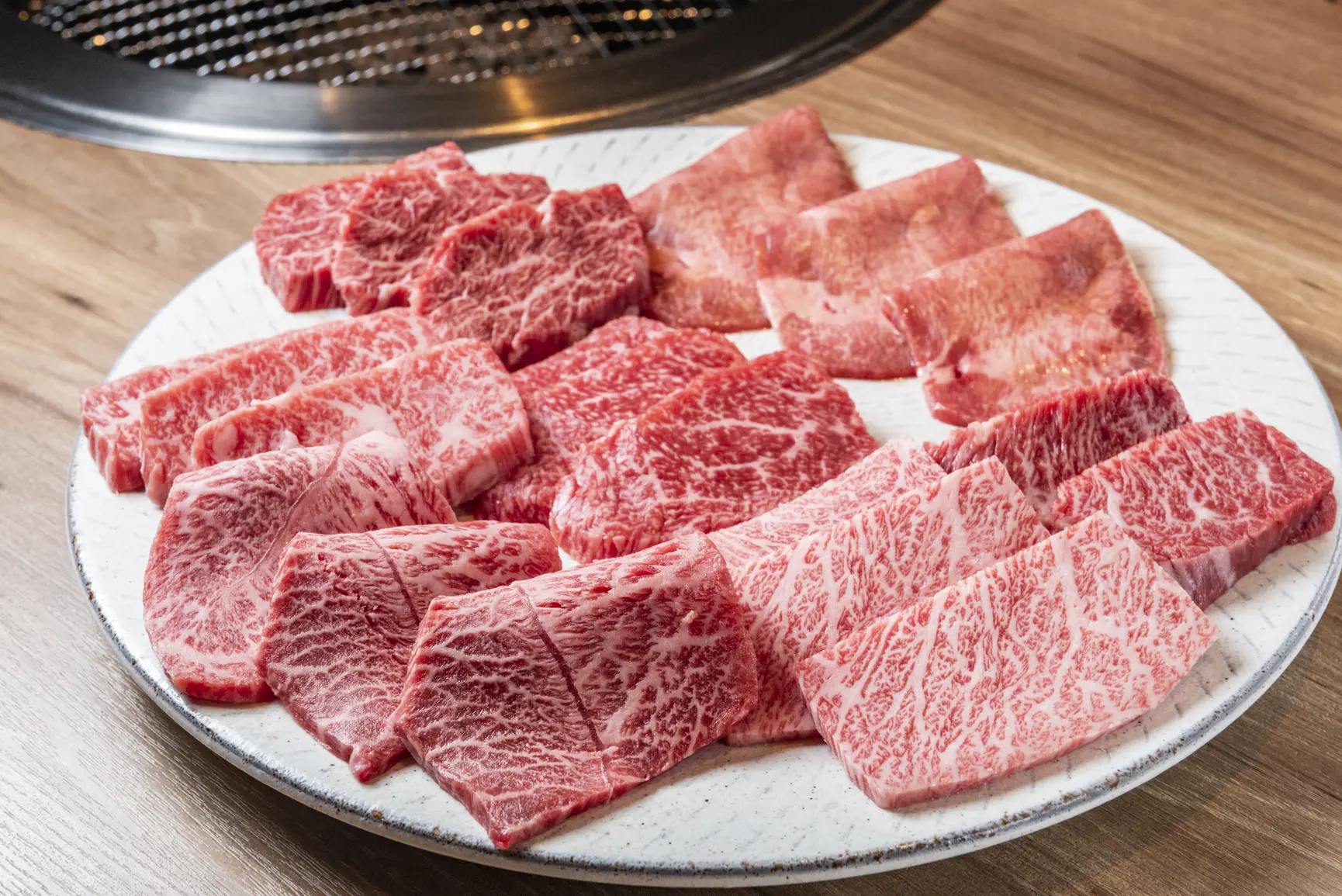 能一次品尝多种肉品的拼盘料理广受喜爱