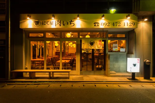 店内が見える開放的な外観