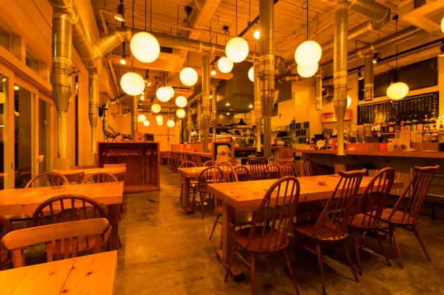 木目を基調とした落ち着きある全70席ある店内