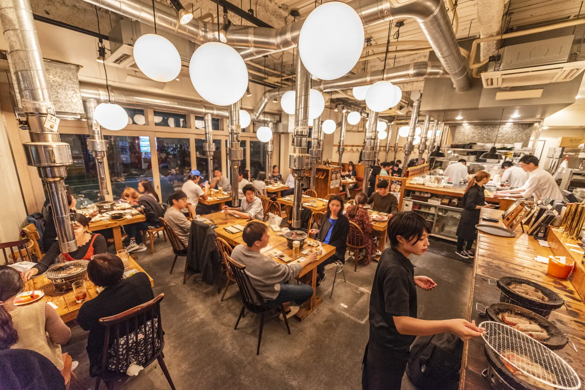 在明亮轻松的氛围中享用烧肉