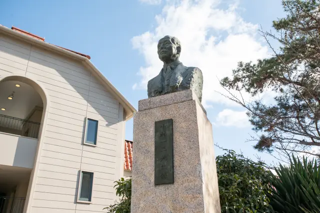 รูปปั้นครึ่งตัวของ อิจิโซ โคบายาชิ