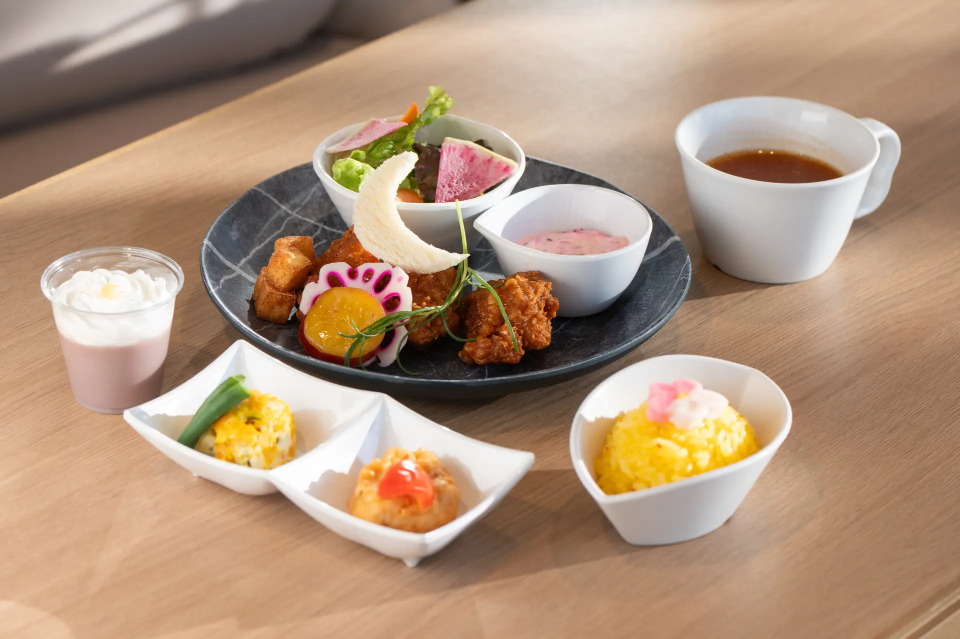 อาหารชุดมื้อกลางวันจำกัดเฉพาะช่วงการแสดง (ถ่ายเมื่อเดือนกุมภาพันธ์ 2026) 1,600 เยน