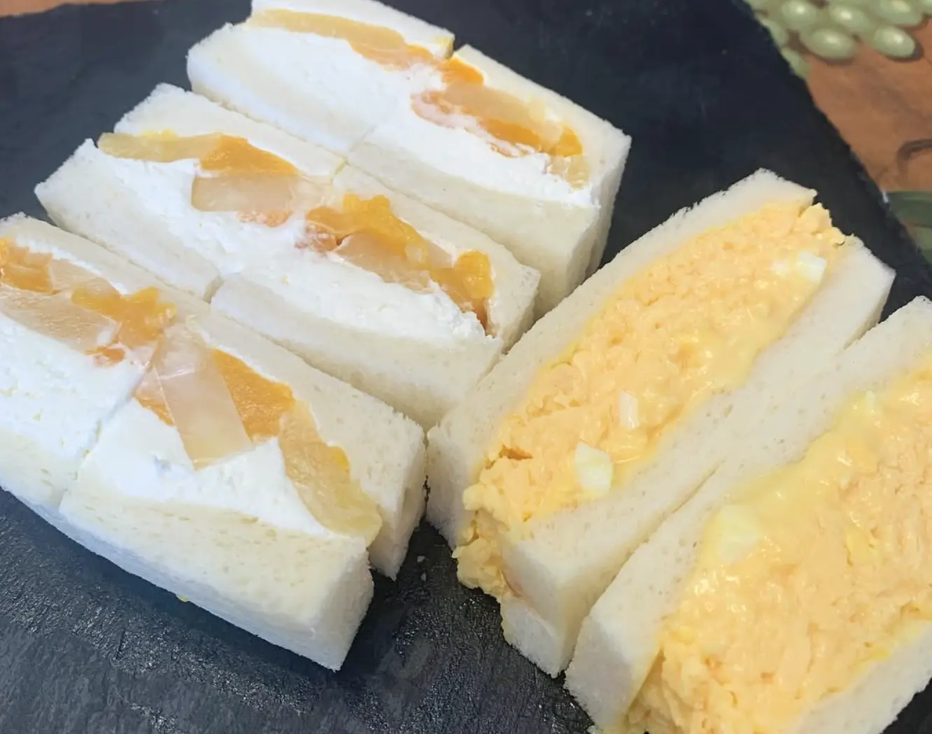 (ซ้าย) แซนด์วิชผลไม้ และ (ขวา) แซนด์วิชไข่