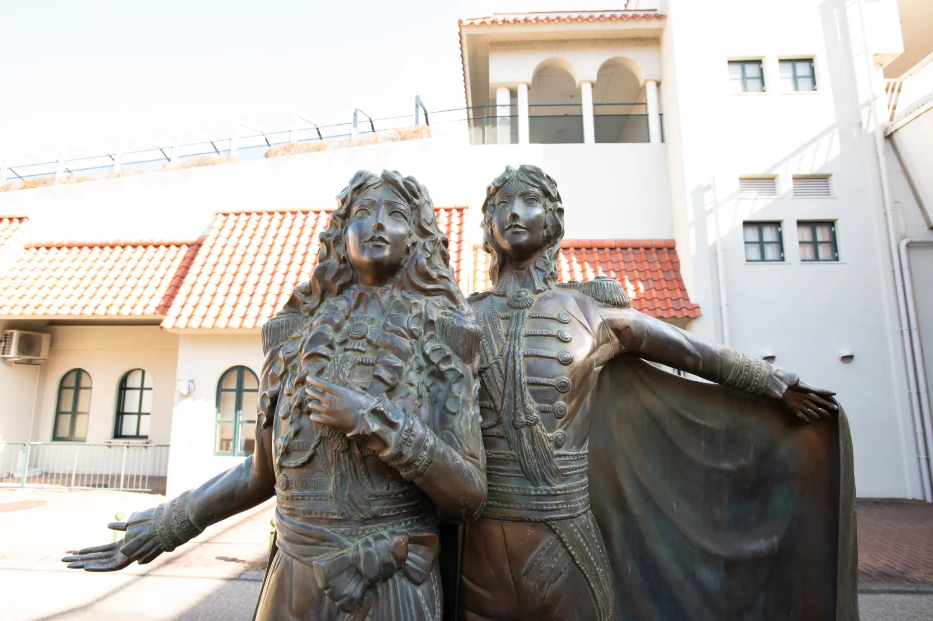 รูปปั้นทองบรอนซ์ กุหลาบแวร์ซายส์ (The Rose of Versailles)